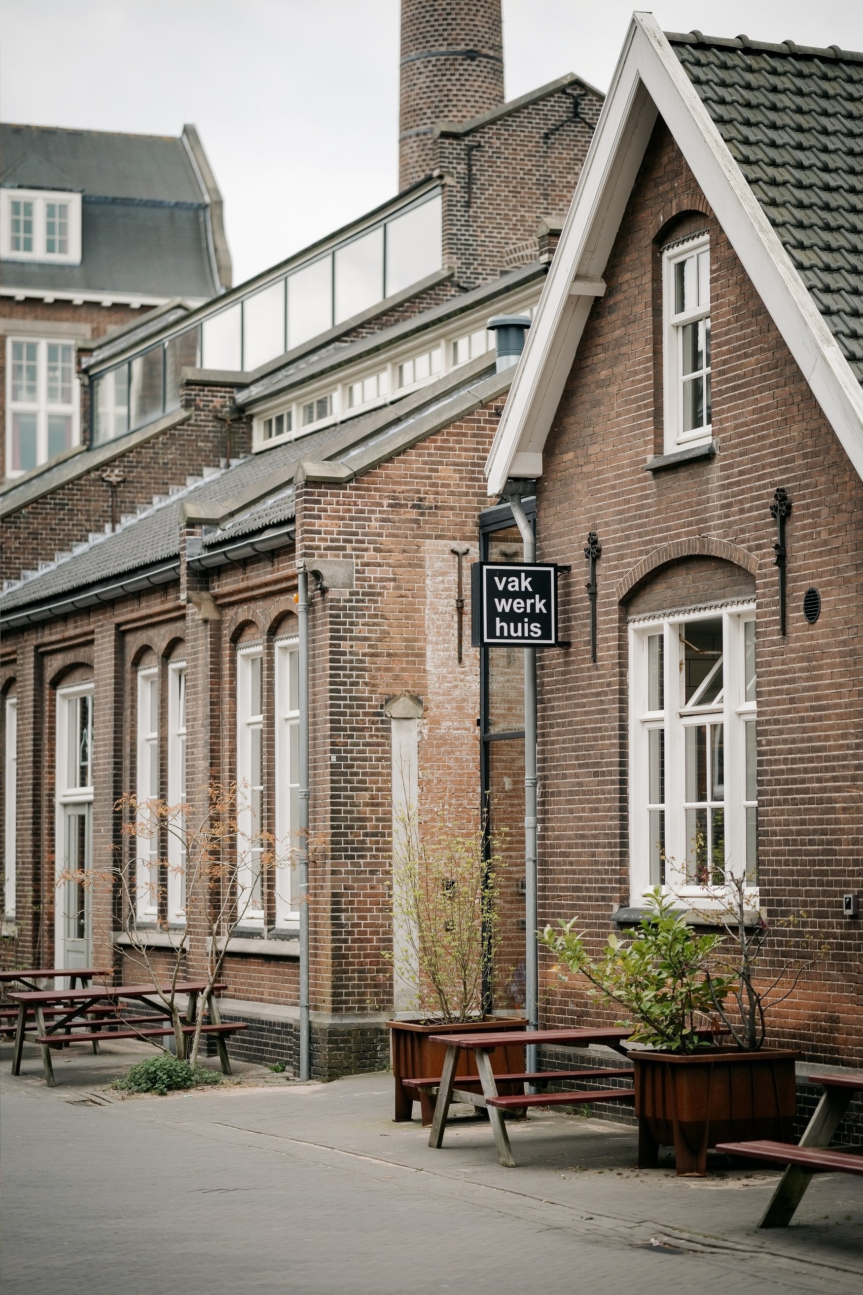  Buitenaanzicht van het vakwerkhuis in Delft met puntgevel en bankje voor de deur 