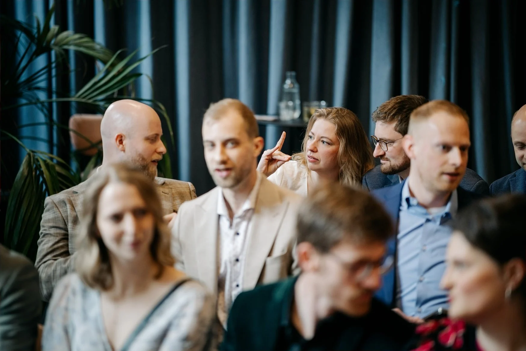  onderonsje tussen gasten voordat de ceremonie begint 