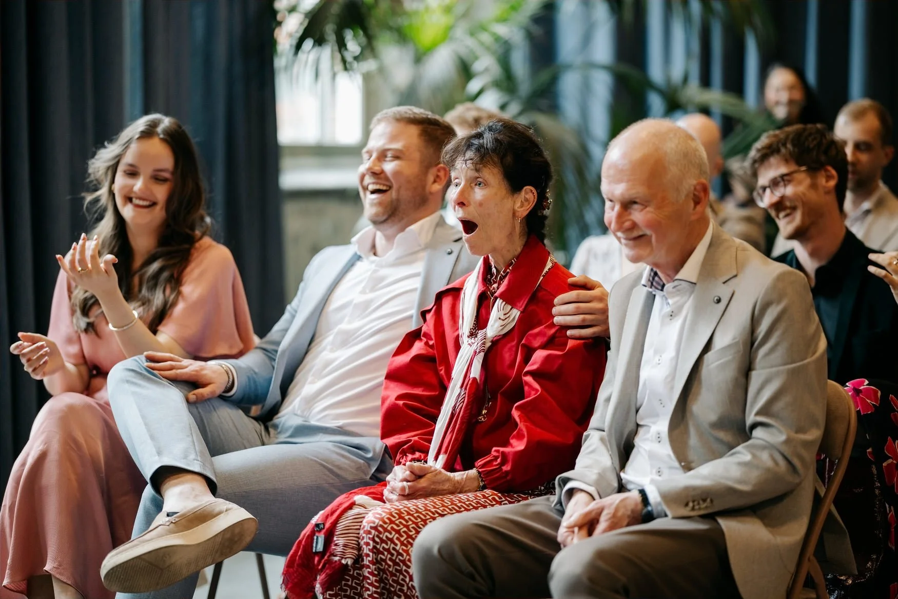  Gasten juichen en klappen enthousiast tijdens de ceremonie 