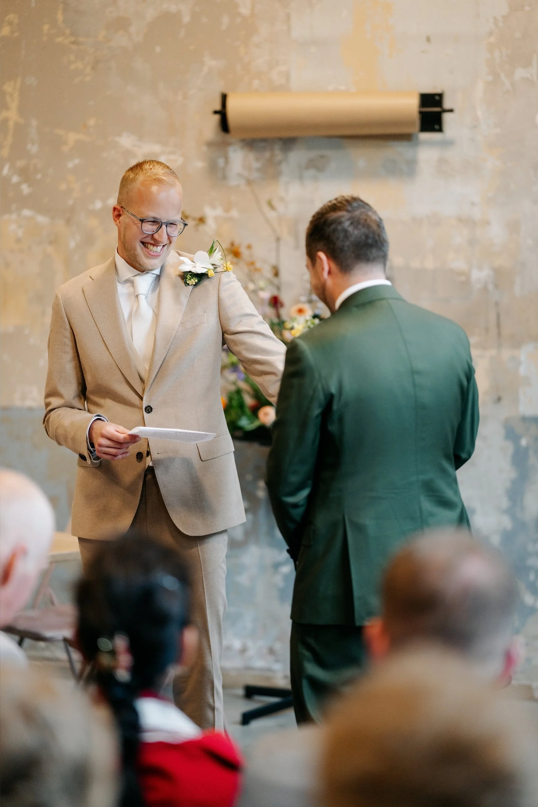  Bruidegoms staan tegenover elkaar tijdens het voorlezen van de geloften 
