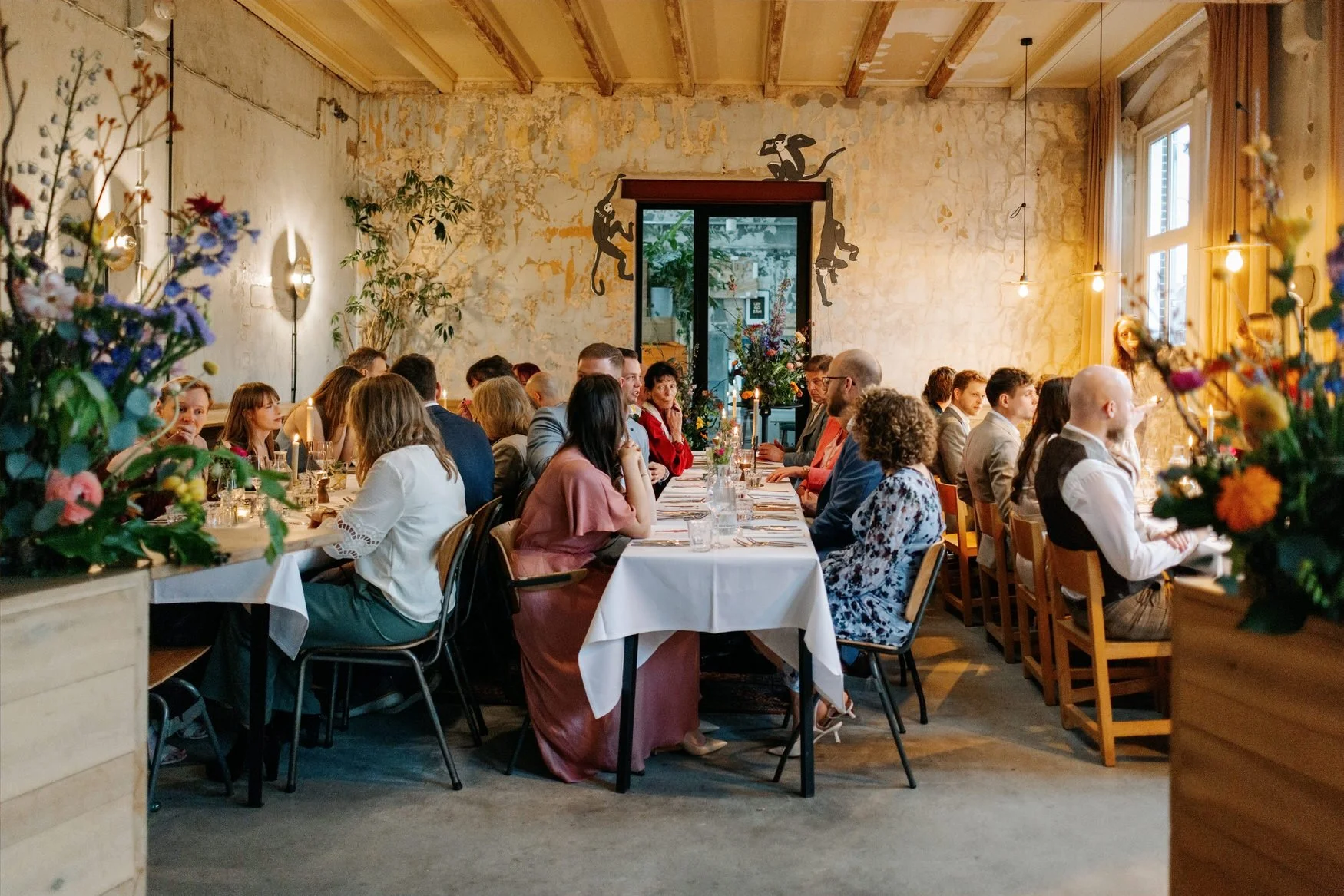  Diner met lange tafels vol bloemen en kaarslicht 