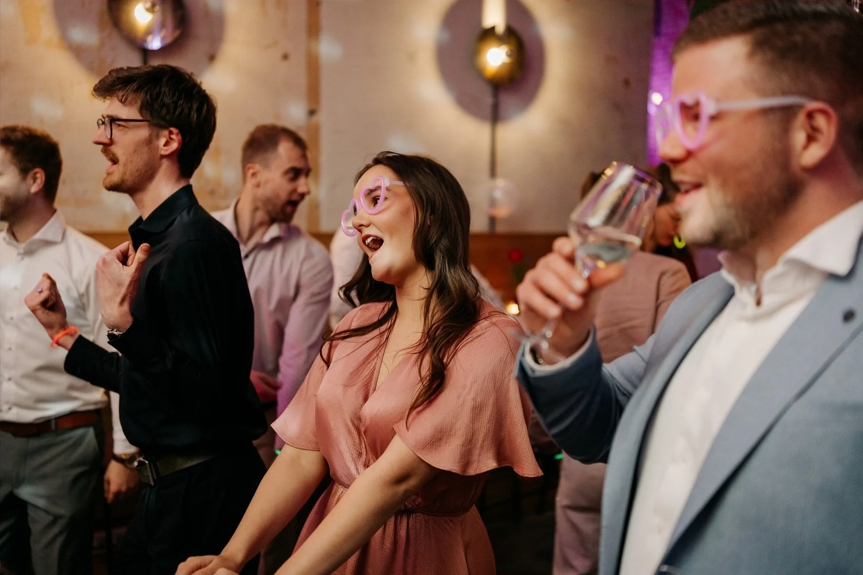  Gasten heffen hun glas en dansen mee op de muziek 