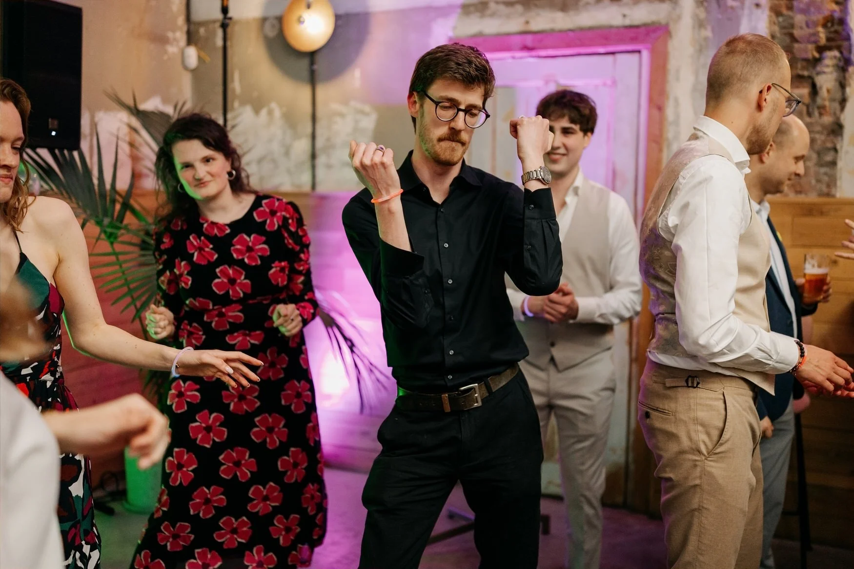  Gasten dansen enthousiast met opgeheven armen op de dansvloer 