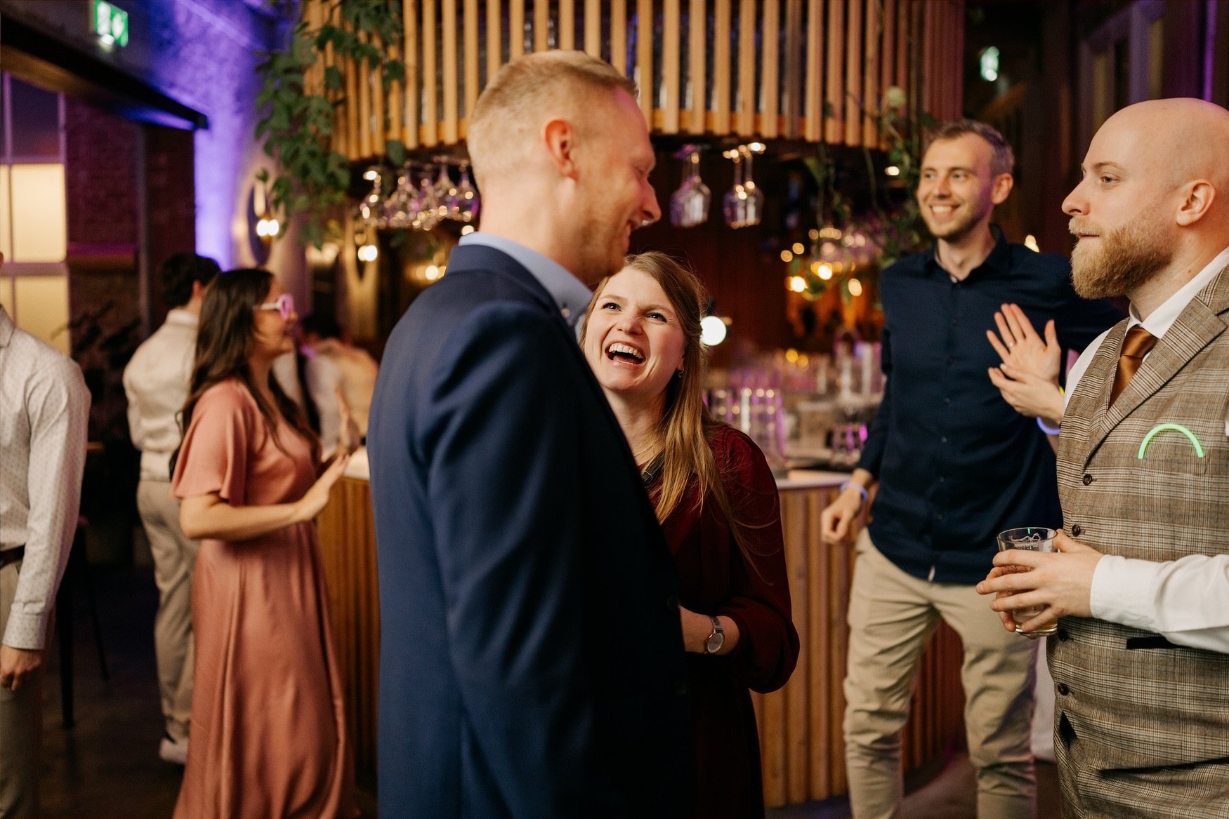  Gasten in gesprek en lachend tijdens het dansen 
