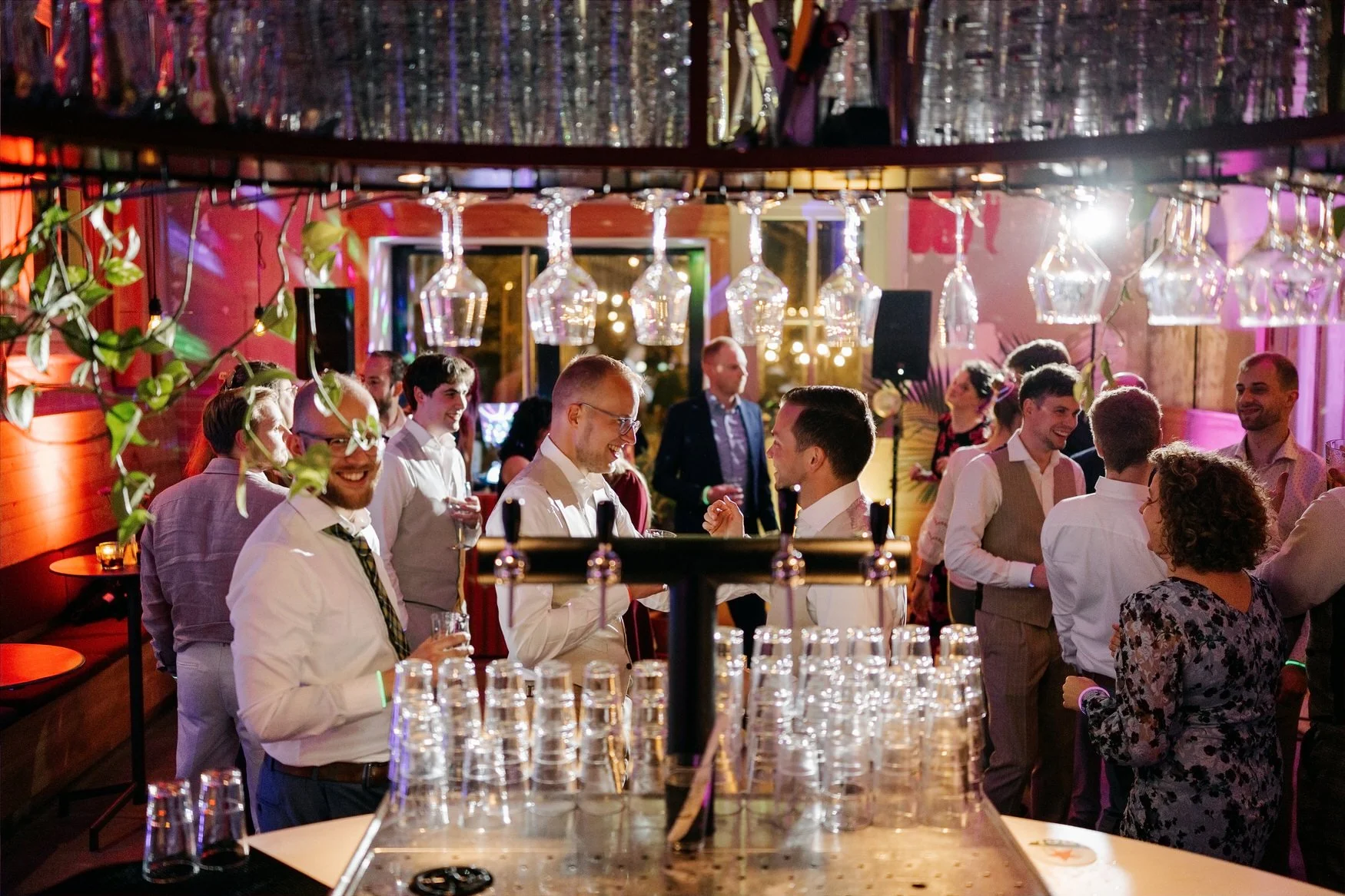  Drukke bar met gasten en glazen tijdens het avondfeest 