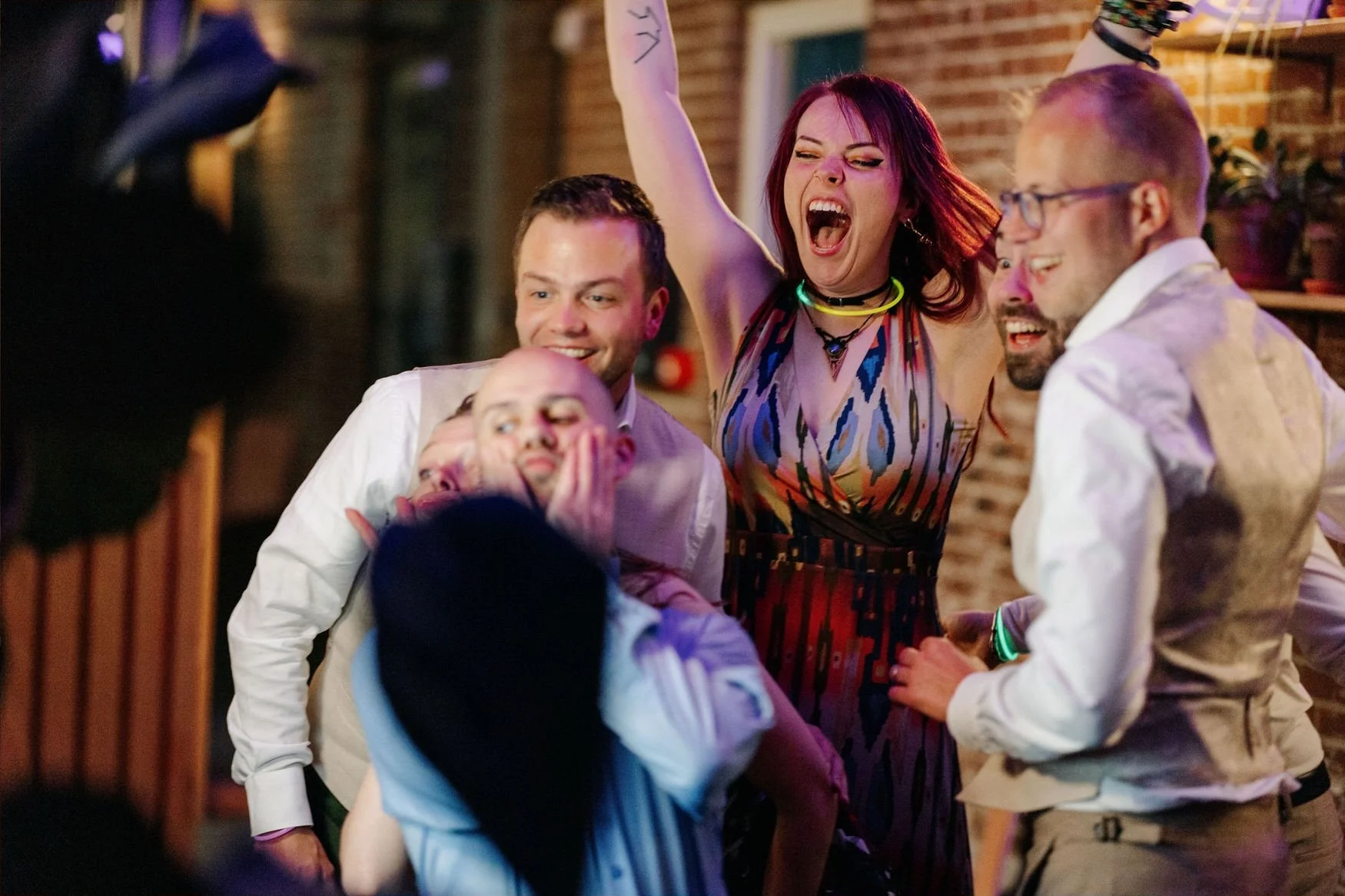  gastens triken een pose tijdens de flitskast 