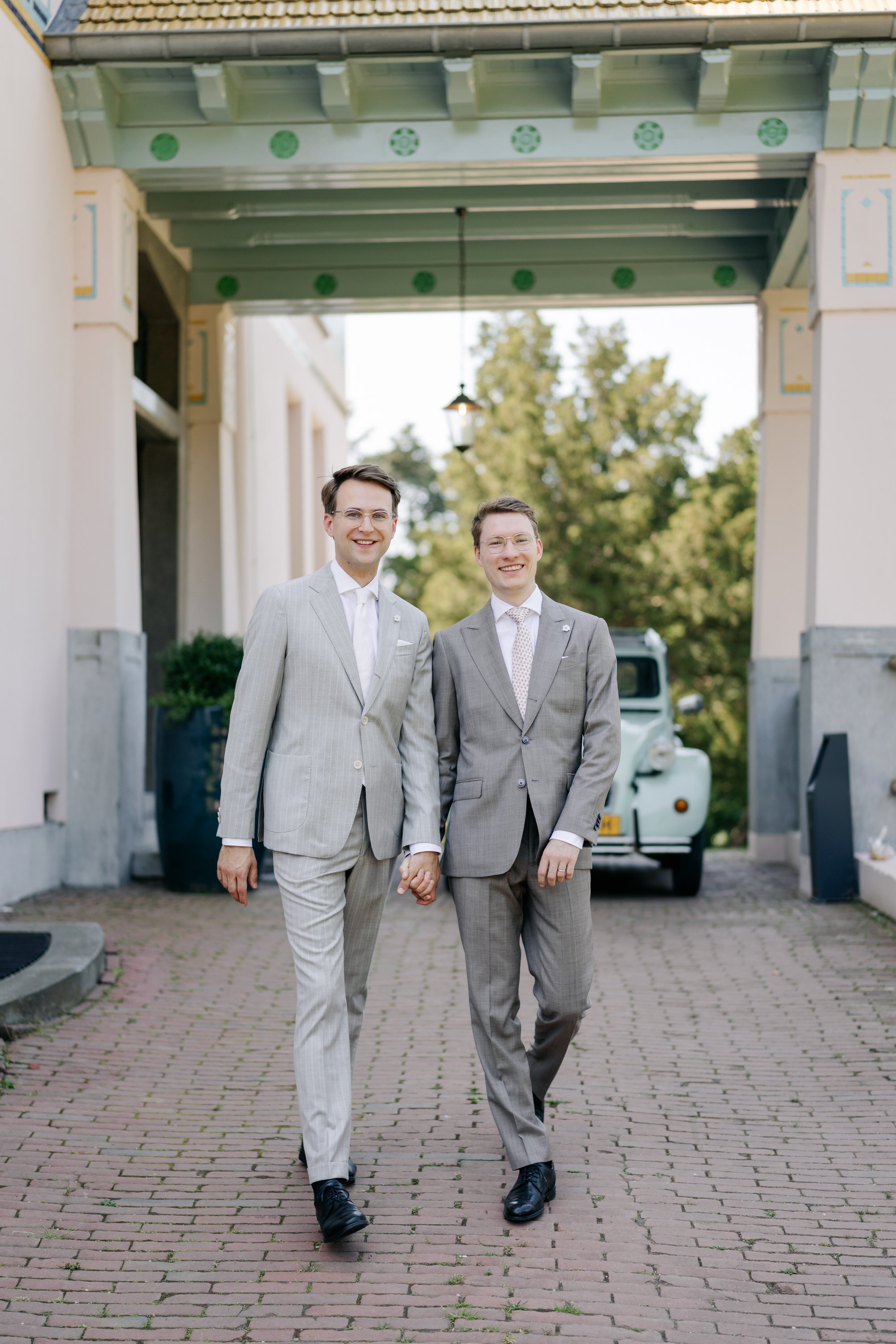  bruidegoms lopen samen weg van het jachtslot in Mook 