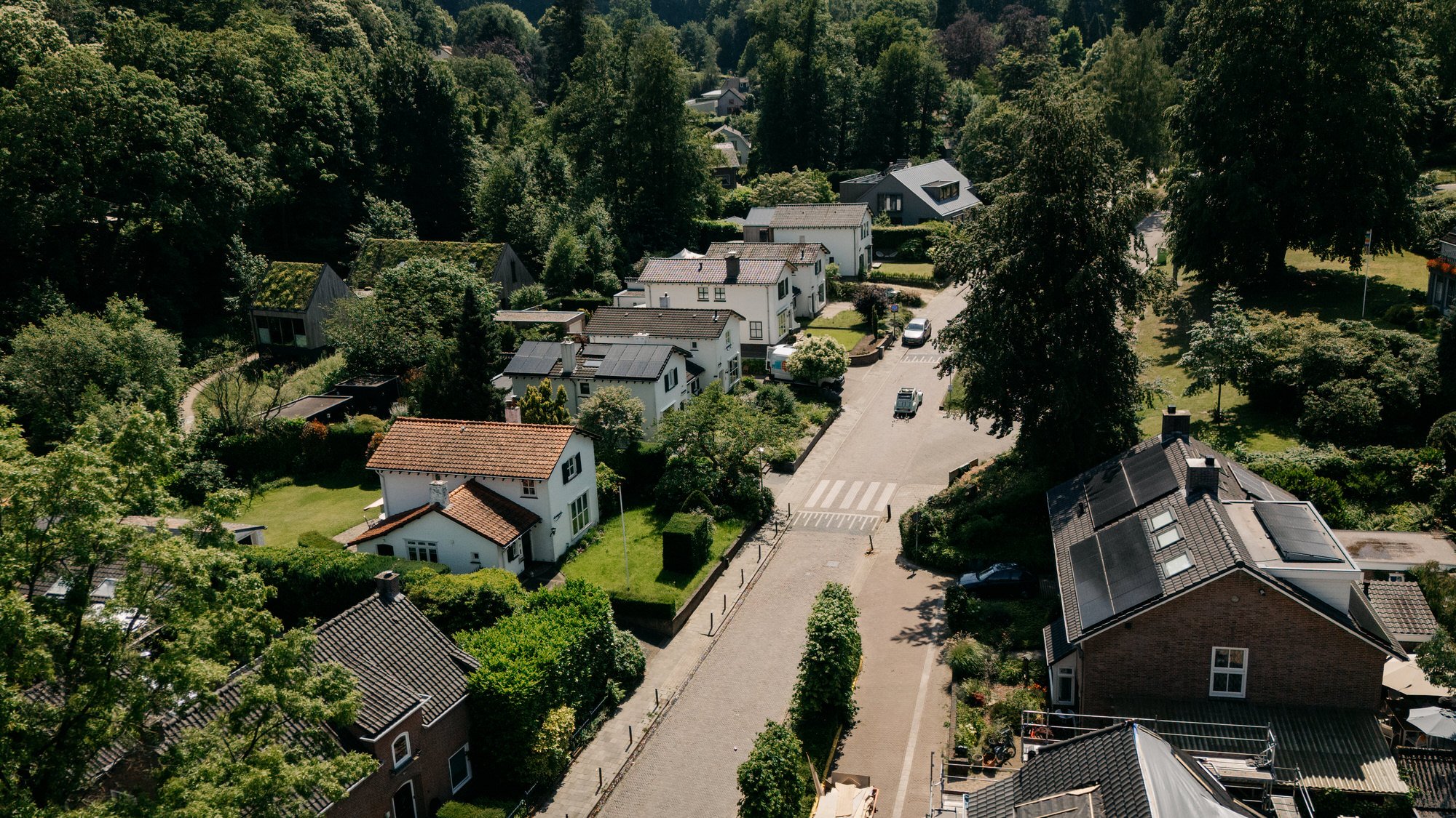  uitzicht over Beek-Ubbergen vanaf het hoger gelegen terrein met op de weg het bruidspaar in hun trouwauto 