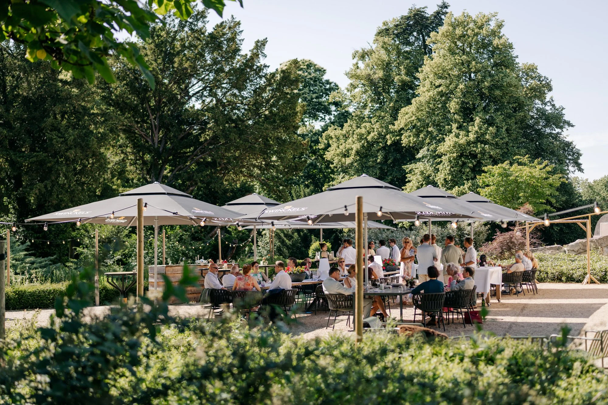 Bruidspaar op het terras van Jachtslot Mookerheide tijdens hun bruiloft in Mook