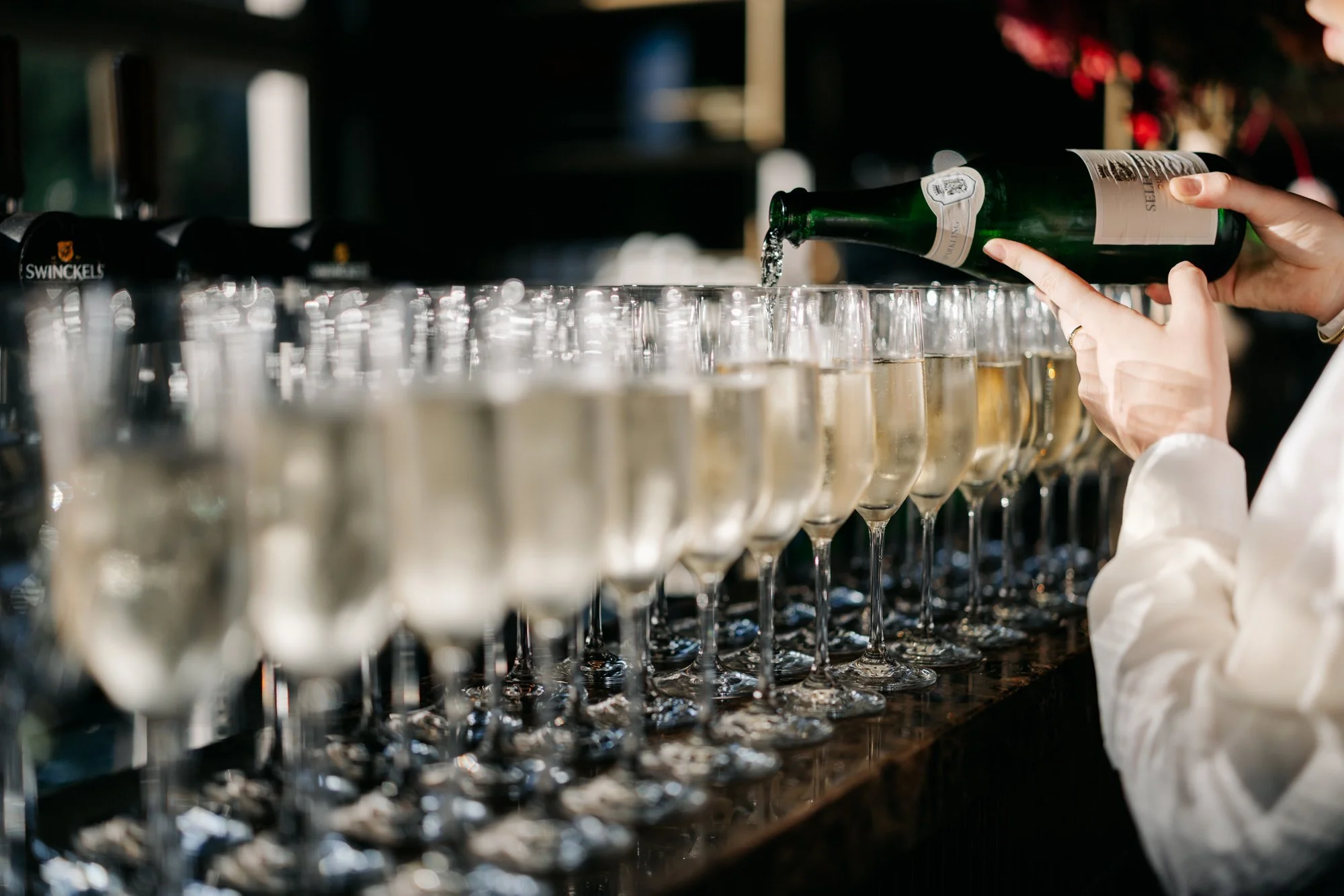  champagneglazen klaargezet voor de avondgasten op het start van het feest 