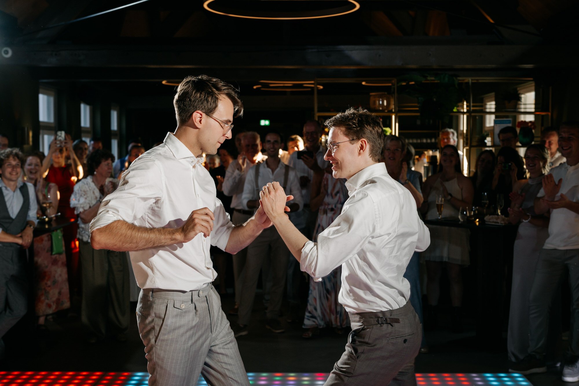  bruidegoms dansen samen tijdens de openingsdans 