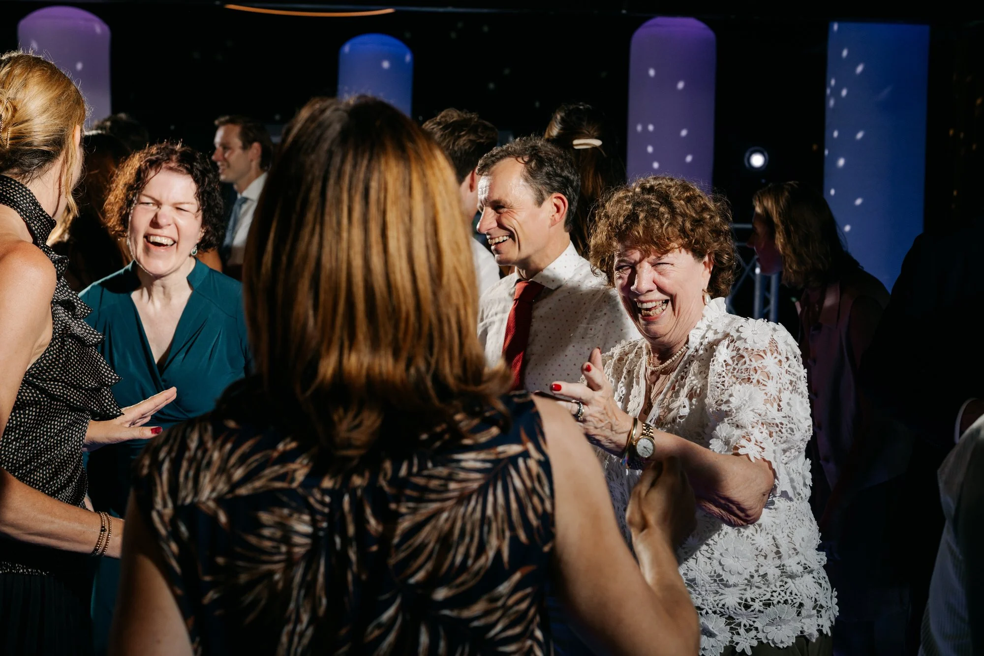  gasten dansen uitbundig tijdens het avondfeest 