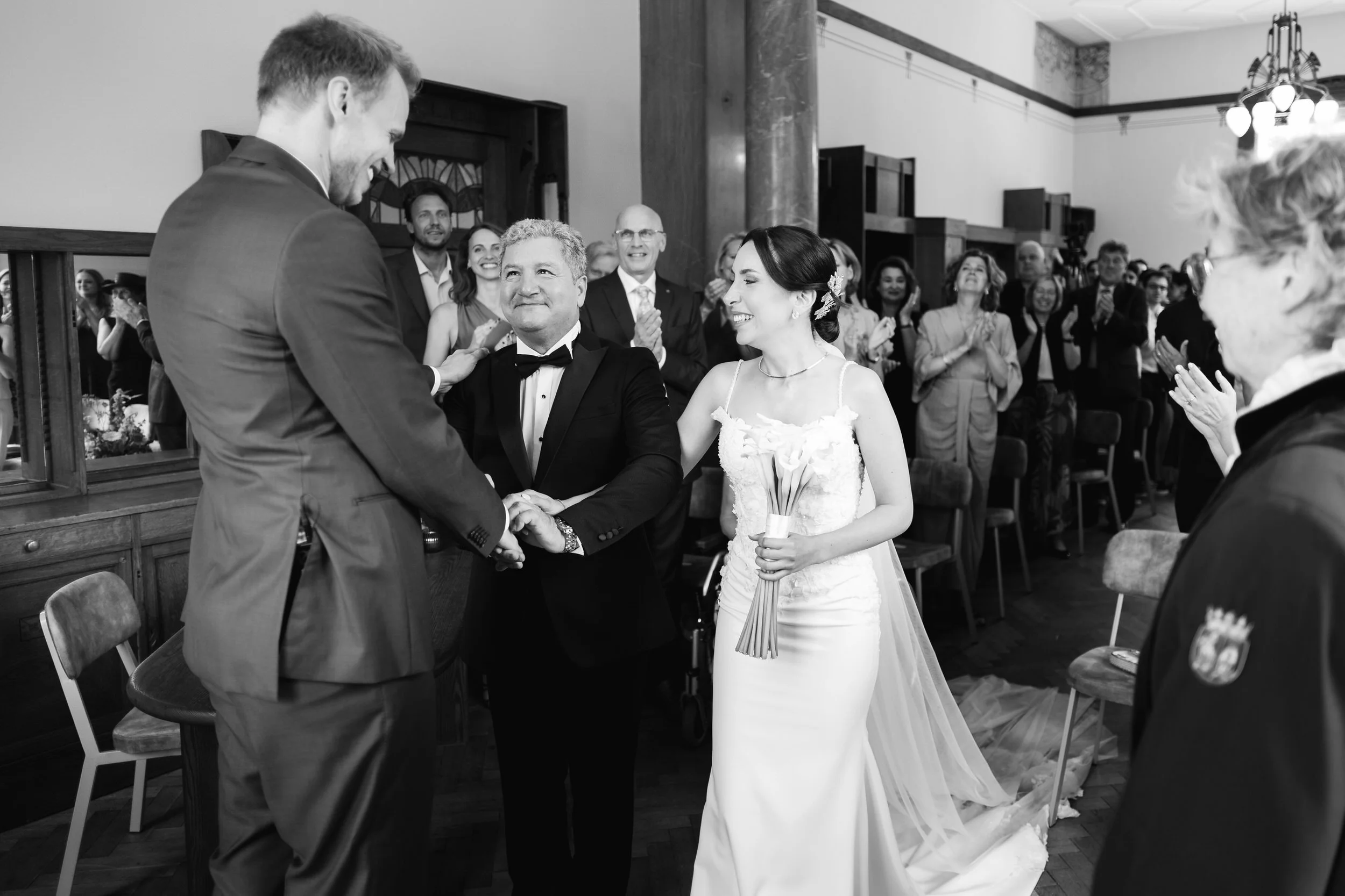  Bruid komt met haar vader aangelopen bij de ceremonie 
