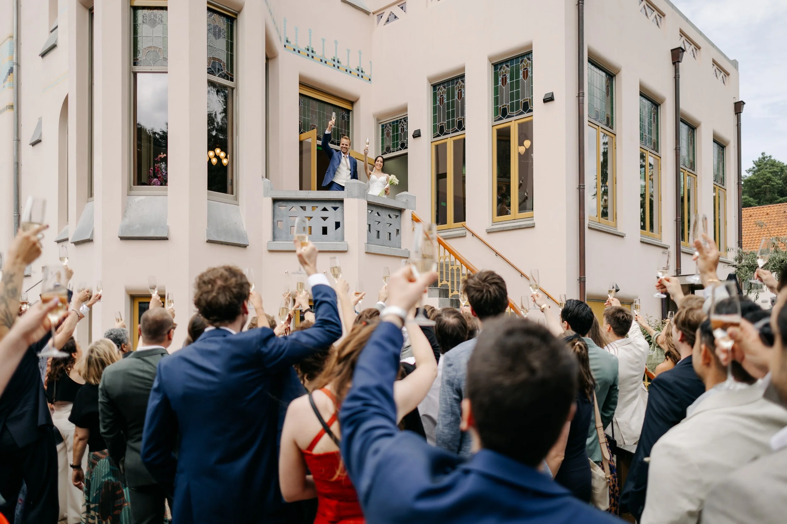  proost moment op de trap van het jachtslot terwijl de gasten hun tegemoet proosten   