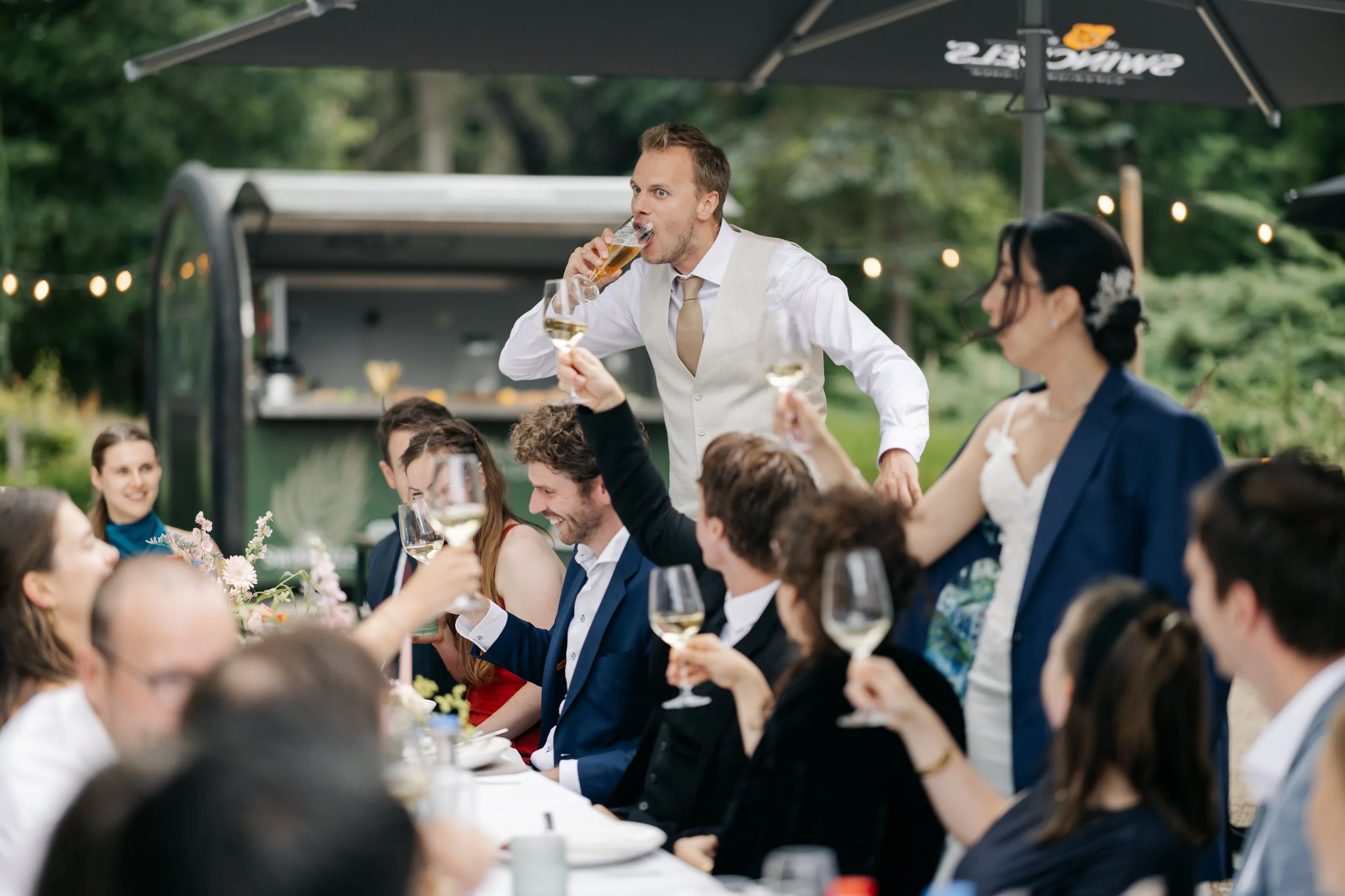  bruidegom drinkt een glas bier in 1 keer weg voor alle gasten 