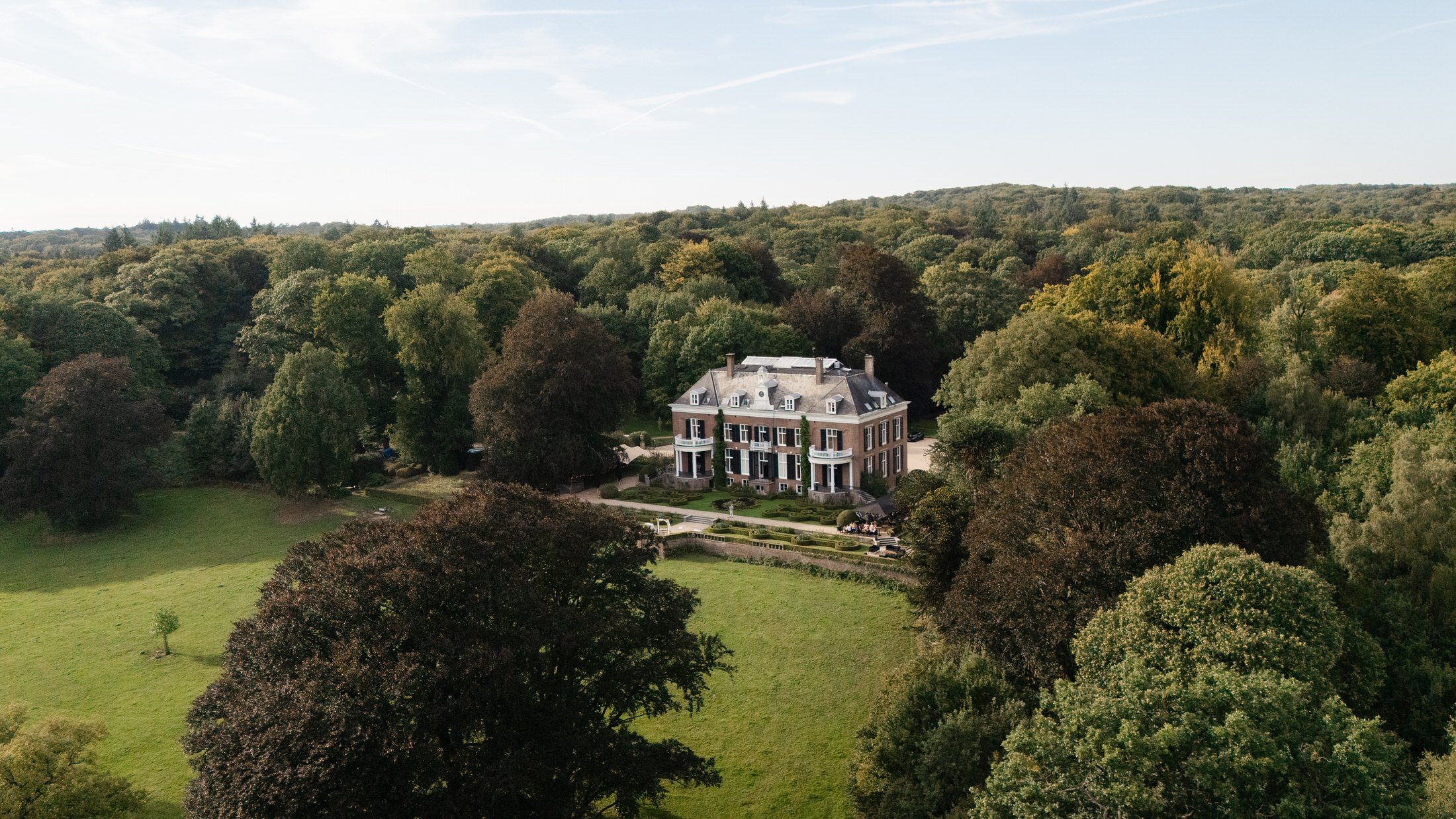 Dronebeeld van Landgoed Rhederoord, een trouwlocatie op de Veluwezoom in Gelderland