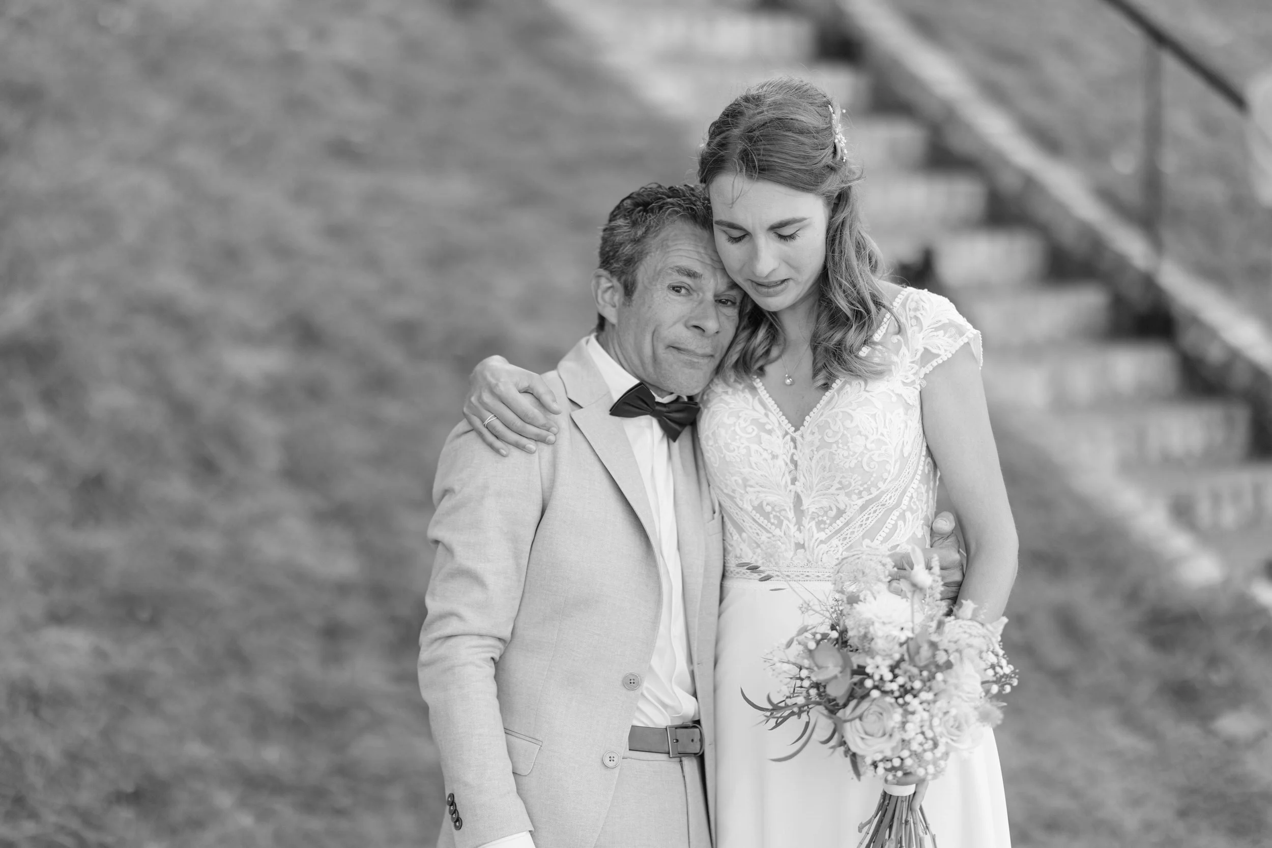 Zwart wit portret van Vader en Bruid bruidspaar tijdens hun first look. persoonlijk en intiem moment.