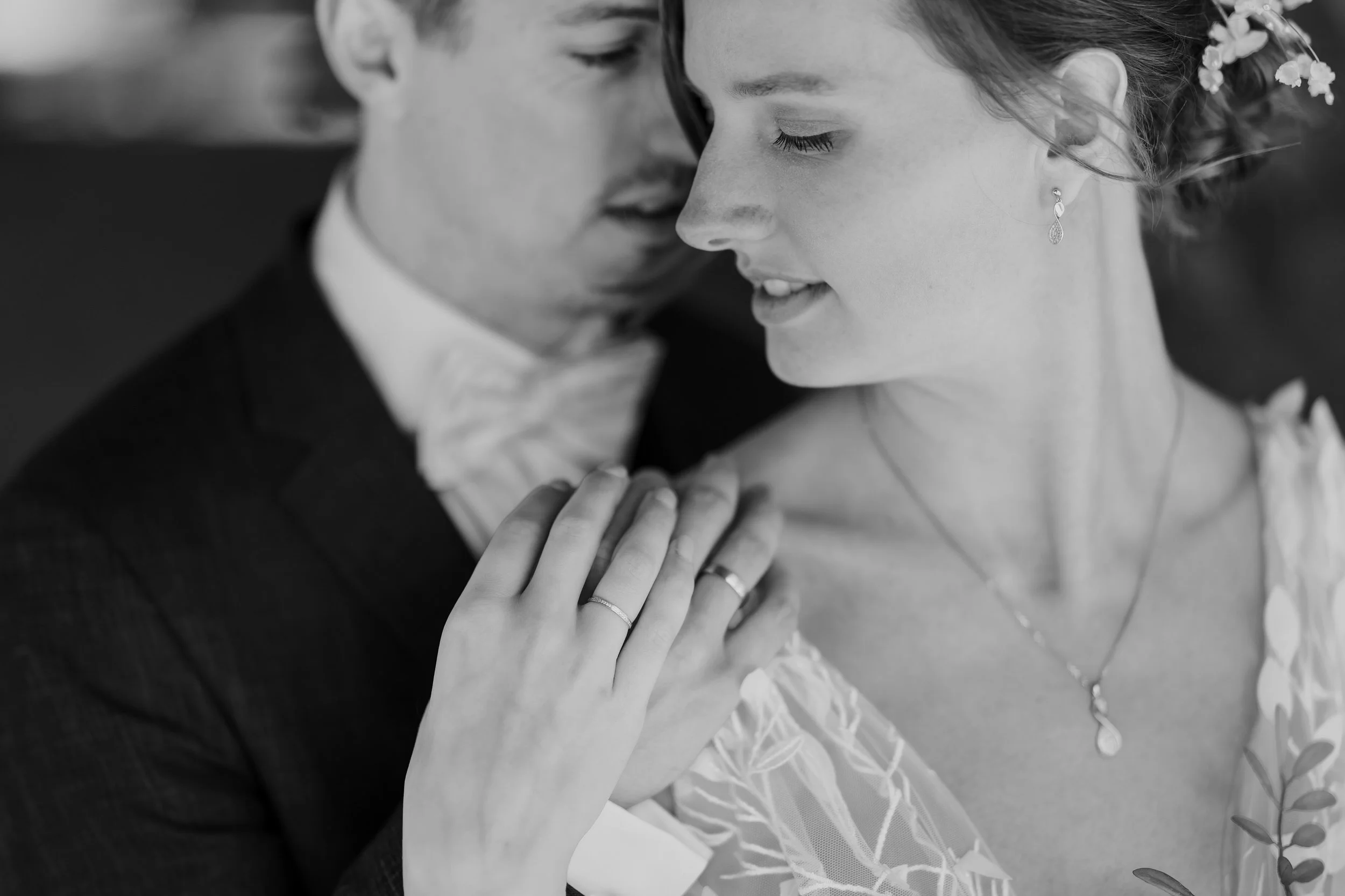Intiem zwart wit portret van bruidspaar van dichtbij, rustig moment met focus op verbinding en detail