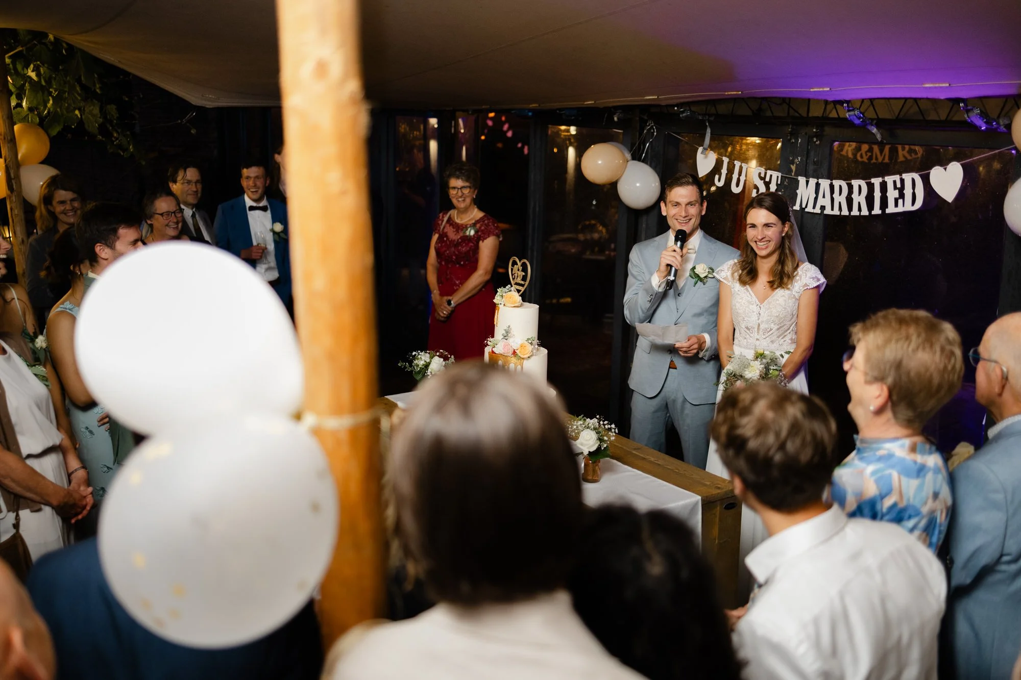 Bruidspaar houdt een speech tijdens de bruiloft bij Belvédère in Nijmegen