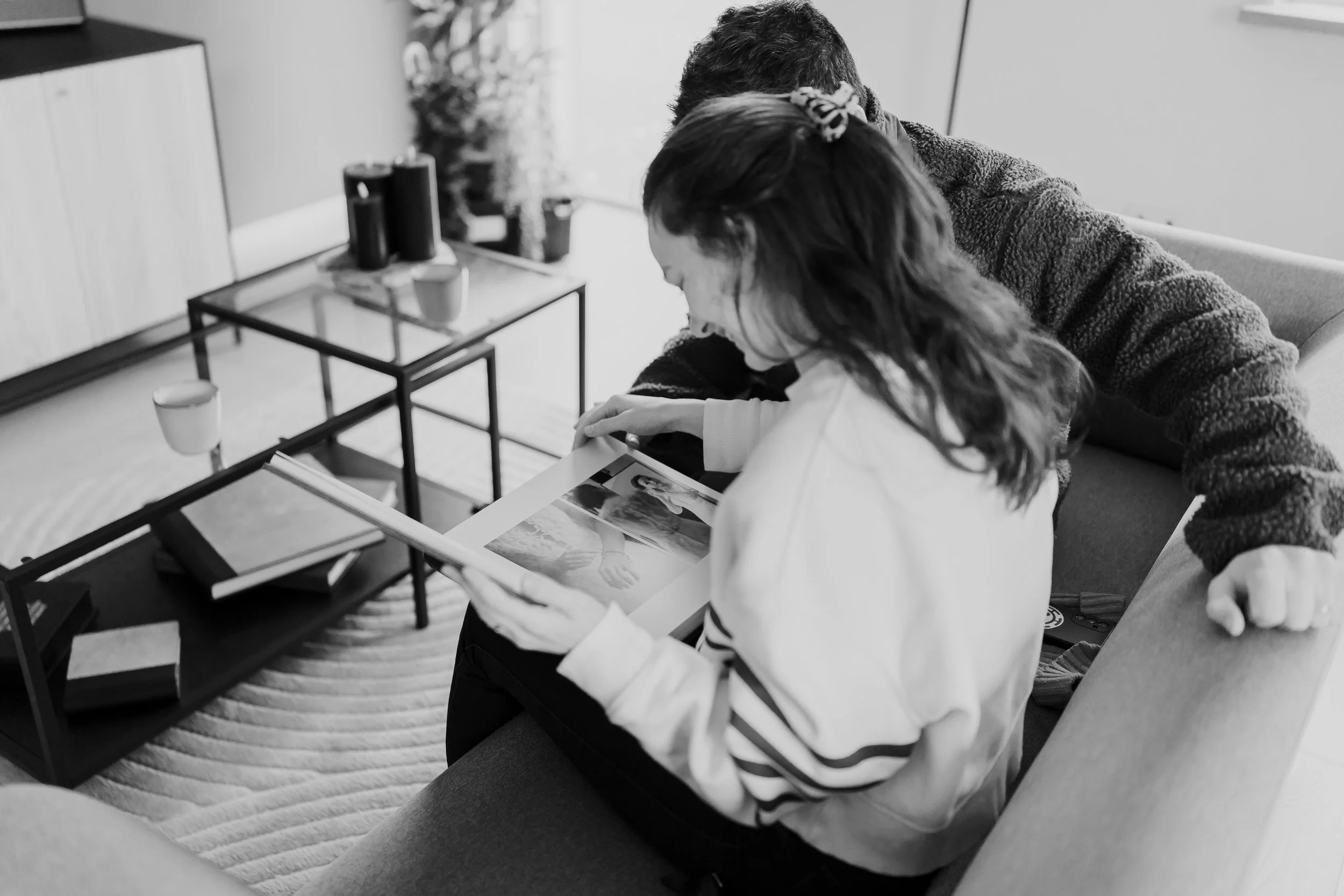 Bruidspaar krijgt hun trouwalbum voor het eerst te zien.