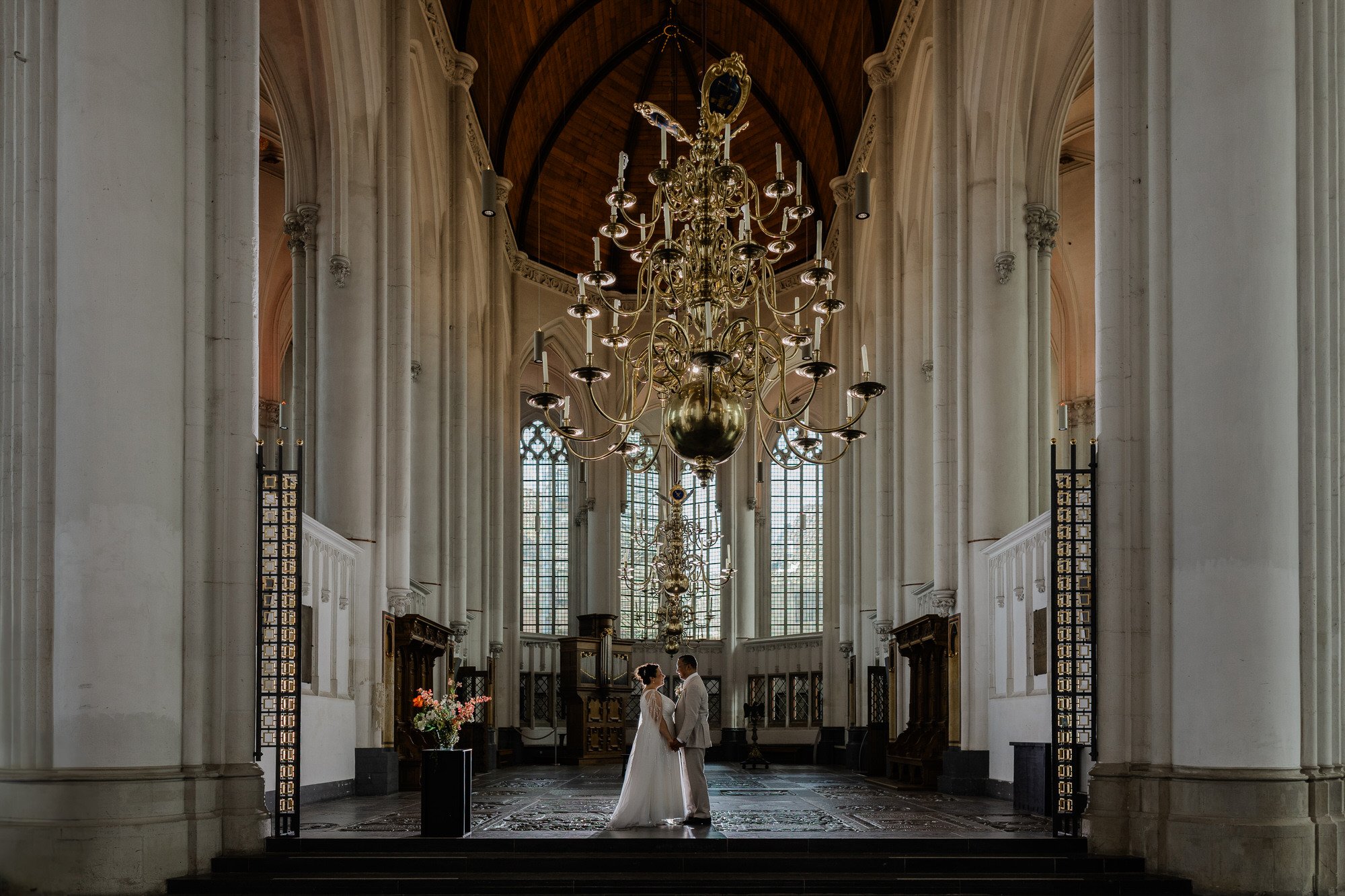 Bruidspaar in de Sint Stevenskerk in Nijmegen, vastgelegd in het indrukwekkende interieur