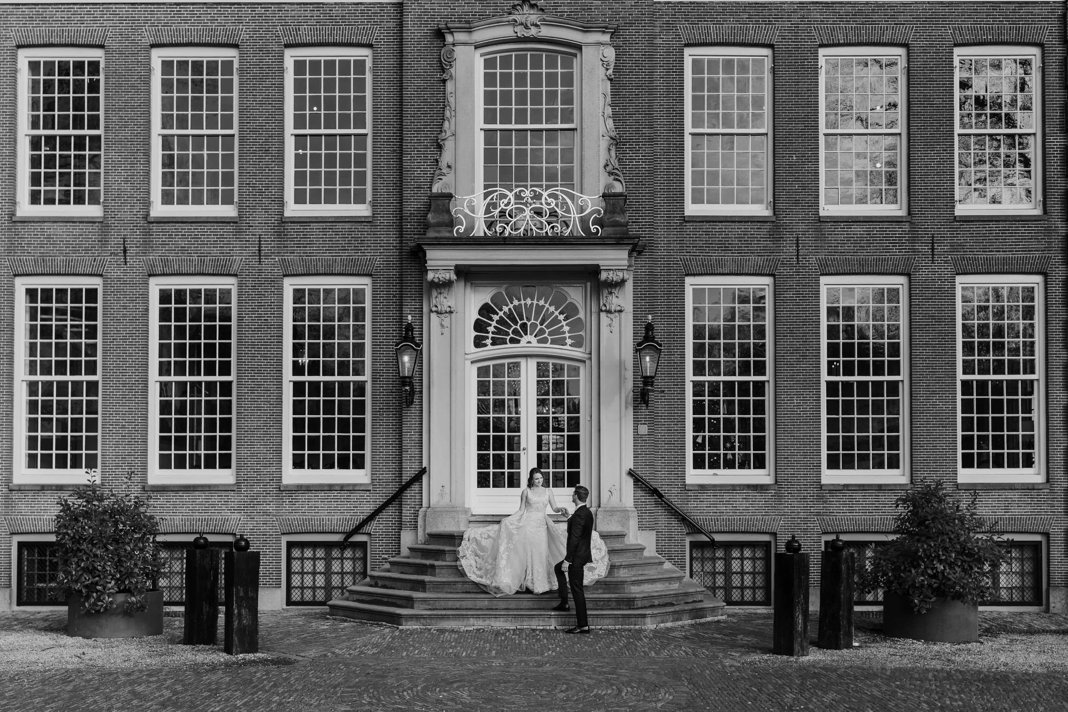 Bruidspaar op de trap van Buitenplaats Sparrendaal tijdens een winterbruiloft, vastgelegd door trouwfotograaf Gelderland