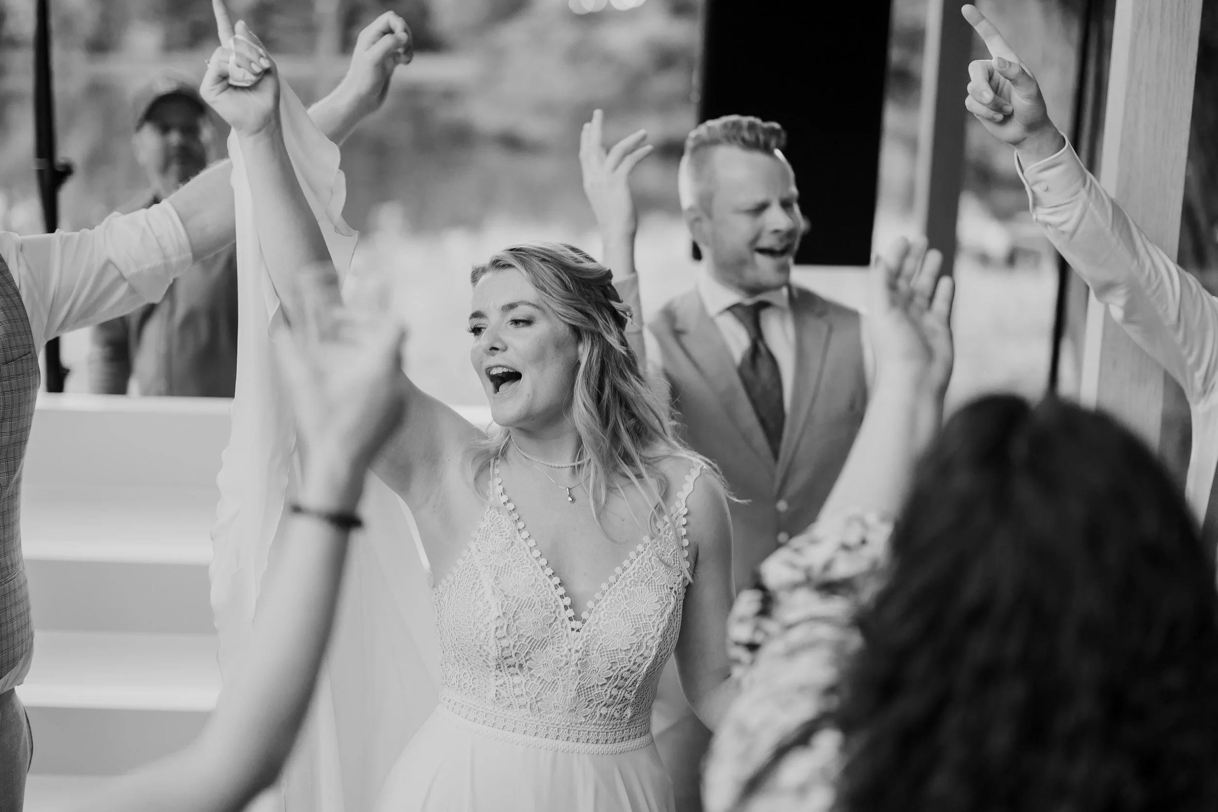 ruid viert feest met gasten op de dansvloer, zwart wit foto vol energie en spontane momenten tijdens de bruiloft