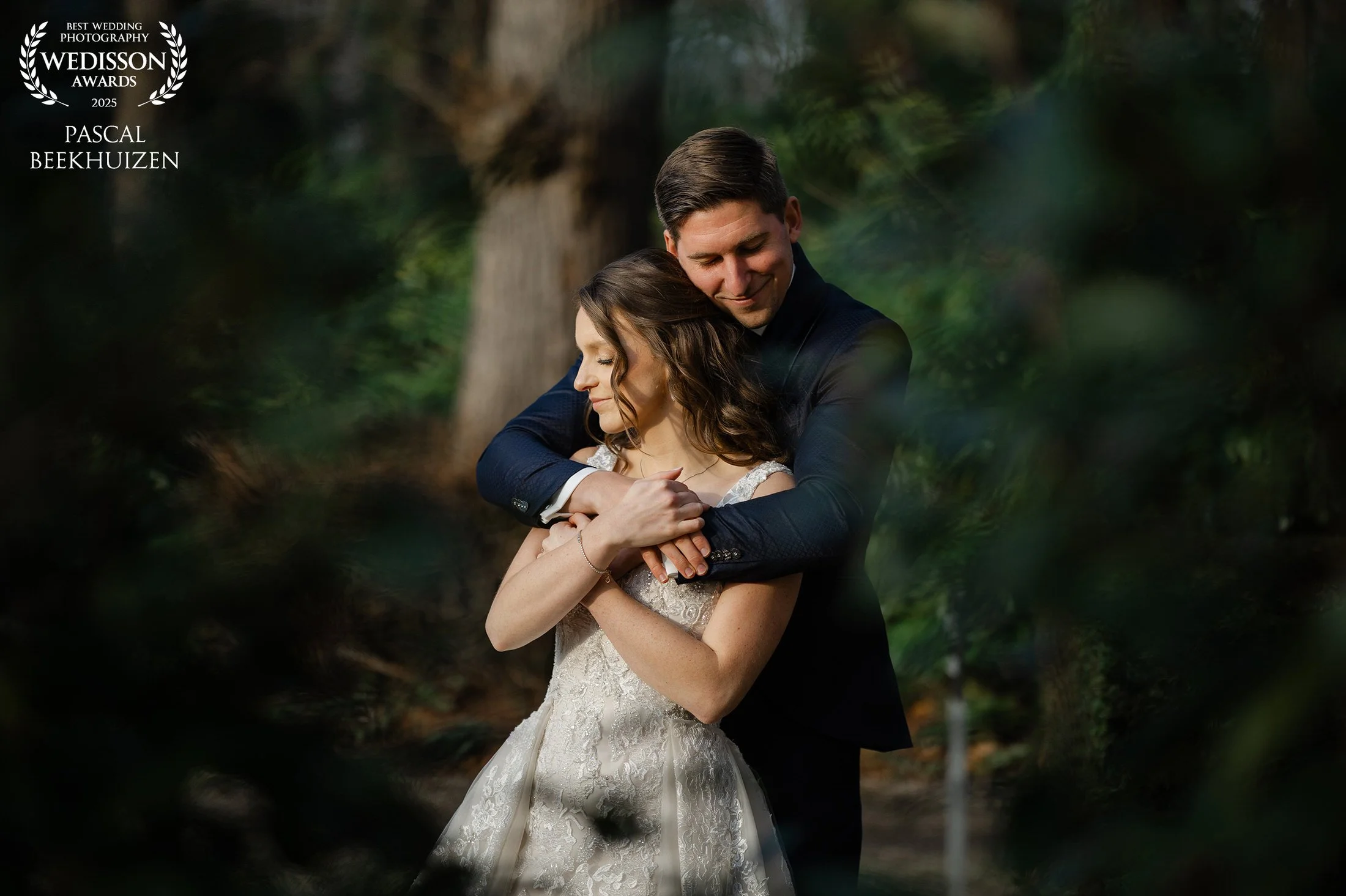 Wedisson award trouwfoto van bruidspaar in een warm en speels moment, winterbruiloft Gelderland
