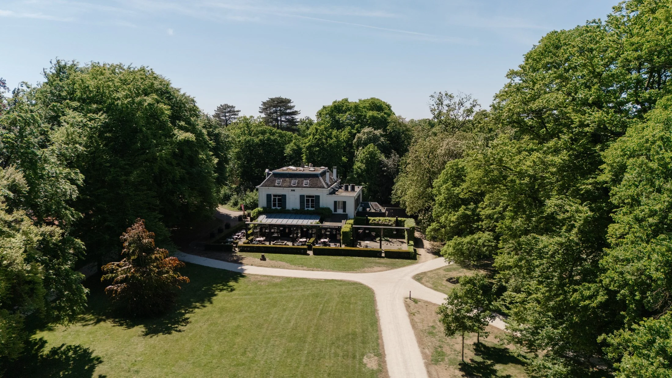 Dronebeeld van Landgoed Brakkesteyn, een trouwlocatie in Nijmegen