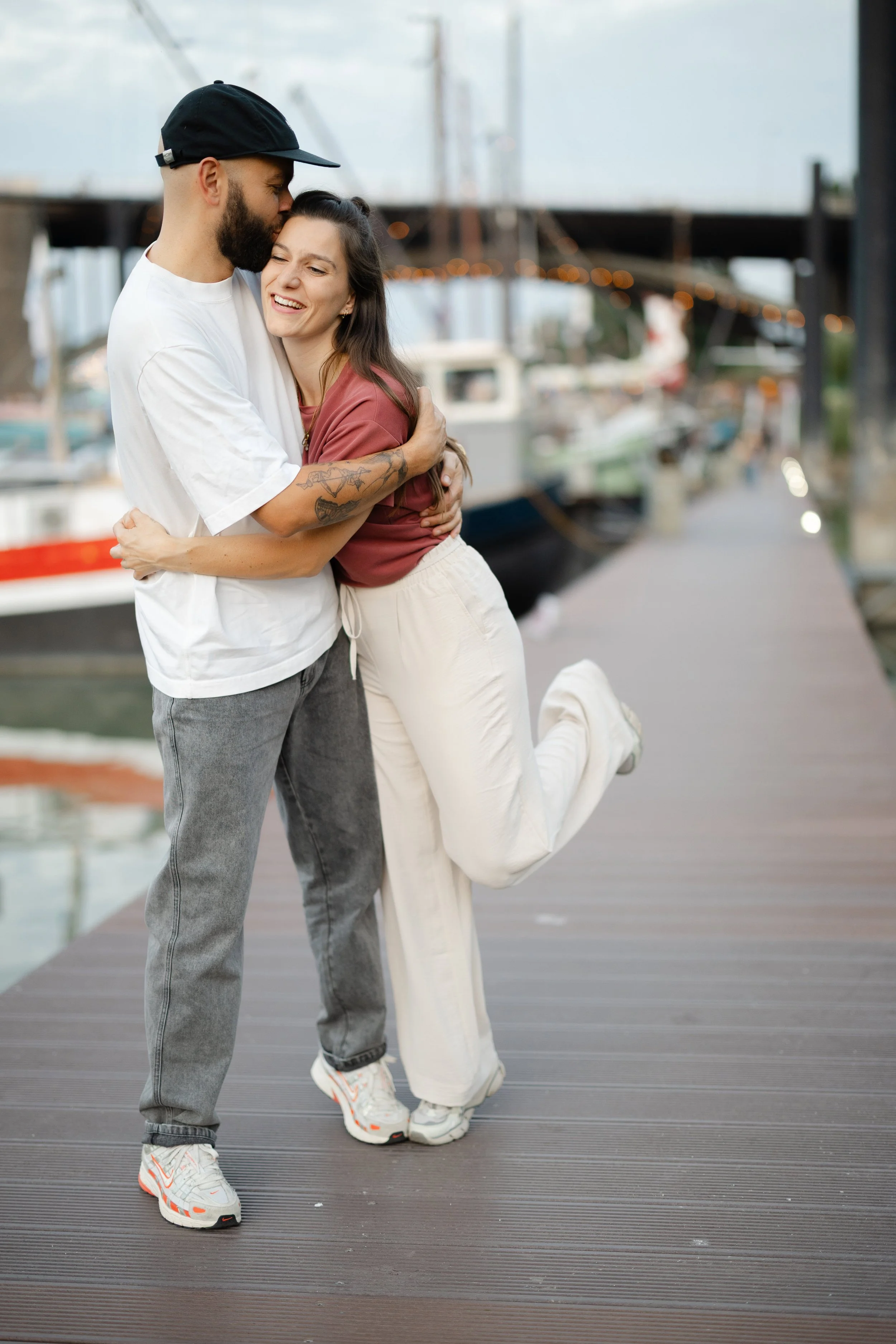 Koppel knuffelt op een steiger tijdens een engagement shoot hartje Nijmegen