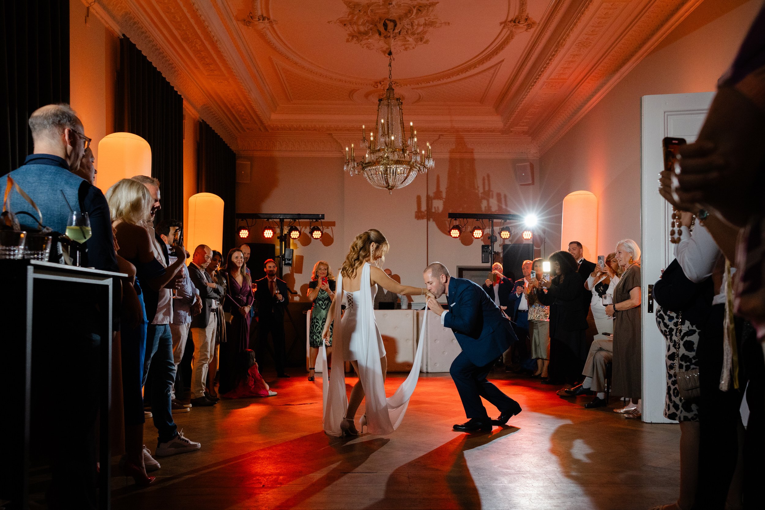 Bruidspaar danst samen in het midden van de dansvloer tijdens het avondfeest, reportagebeeld vol sfeer en beweging