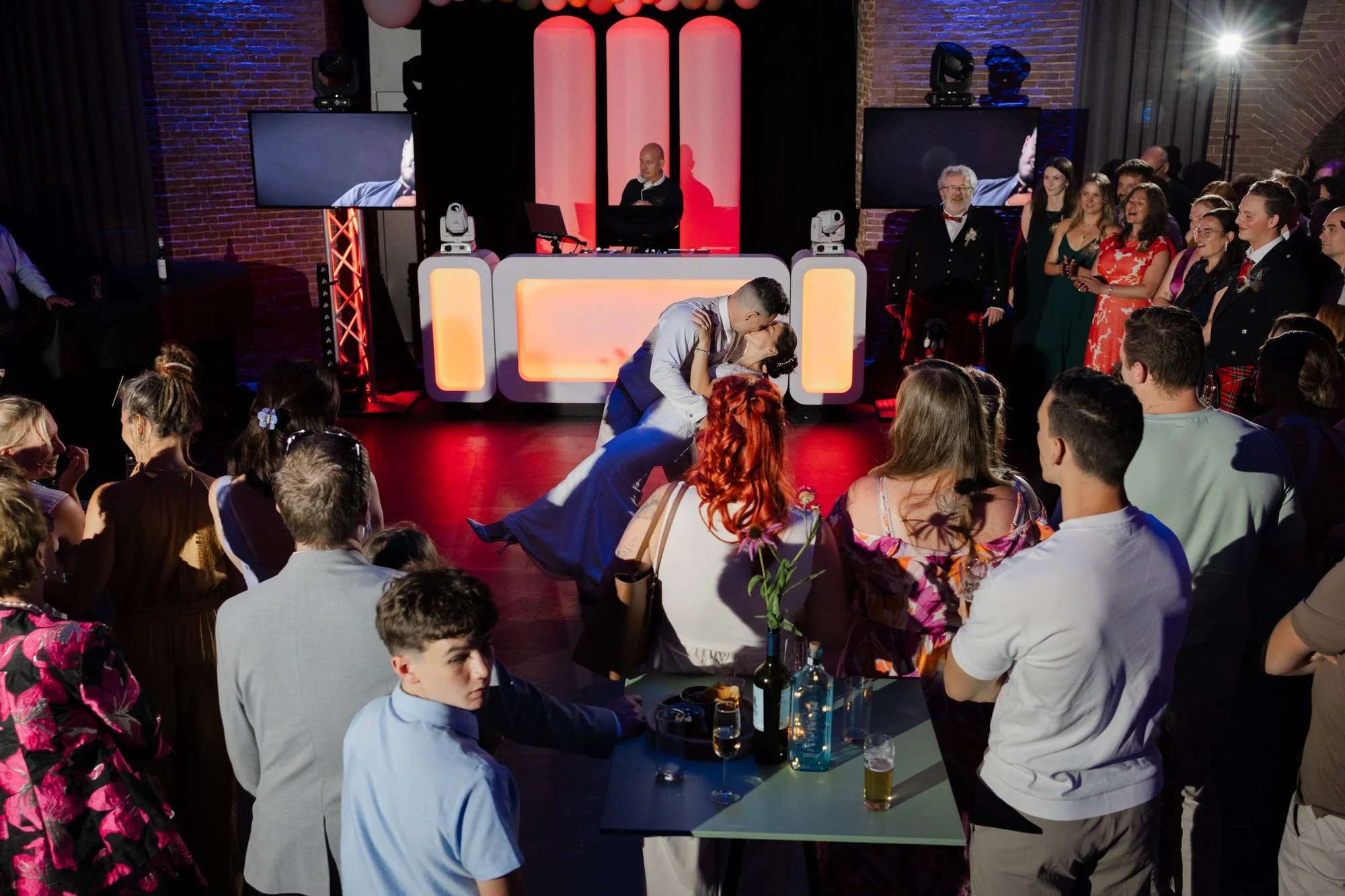 Openingsdans bruidspaar tijdens bruiloftsfeest, Fort Lent