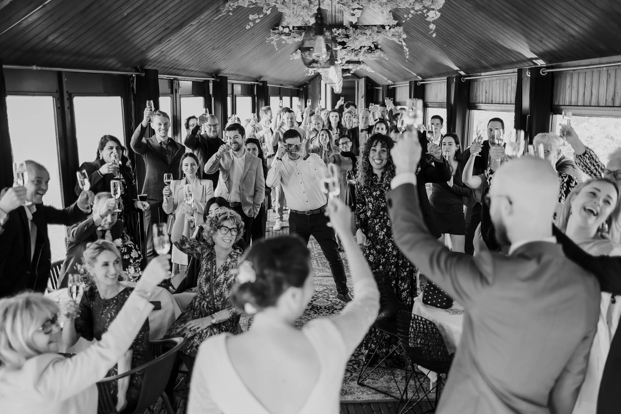 Proostmoment met gasten tijdens een bruiloft bij Belvédère in het centrum van Nijmegen