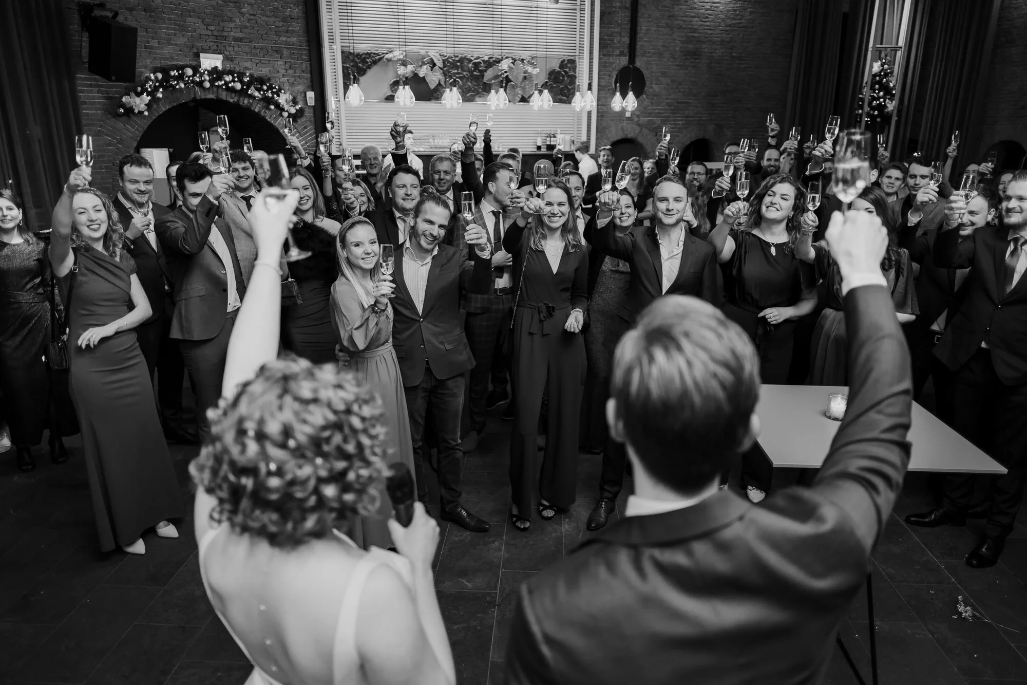 Toast met alle gasten tijdens een winterbruiloft bij Fort Lent, feestelijk moment na de ceremonie