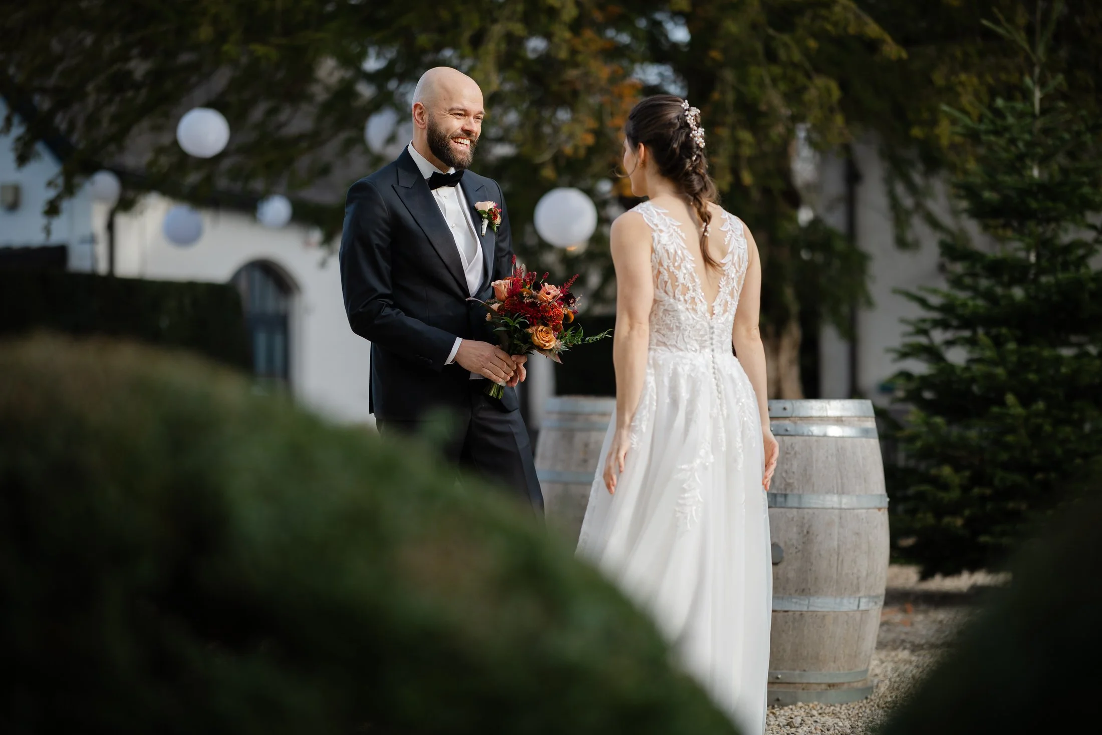 Bruid en bruidegom tijdens de first look bij Slot Doddendael in Ewijk