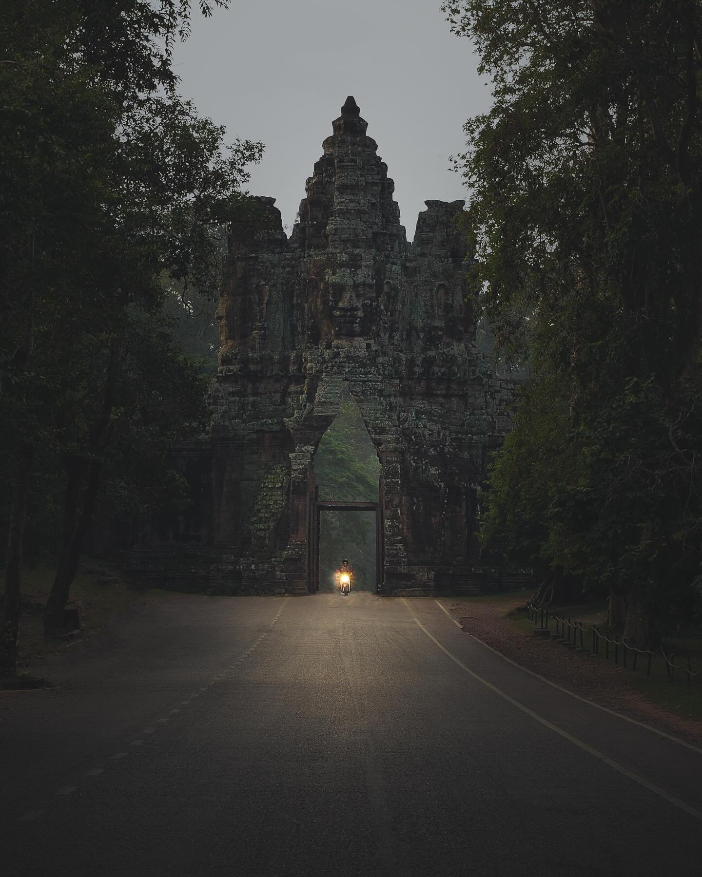 Feeling like Indiana Jones. 

Throwback to 2018 when we explored the temples of Angkor for three days. It was one of the best experiences in Cambodia. Got lot more to share. Can&rsquo;t believe we haven&rsquo;t posted any of these before 😂

#cambodi