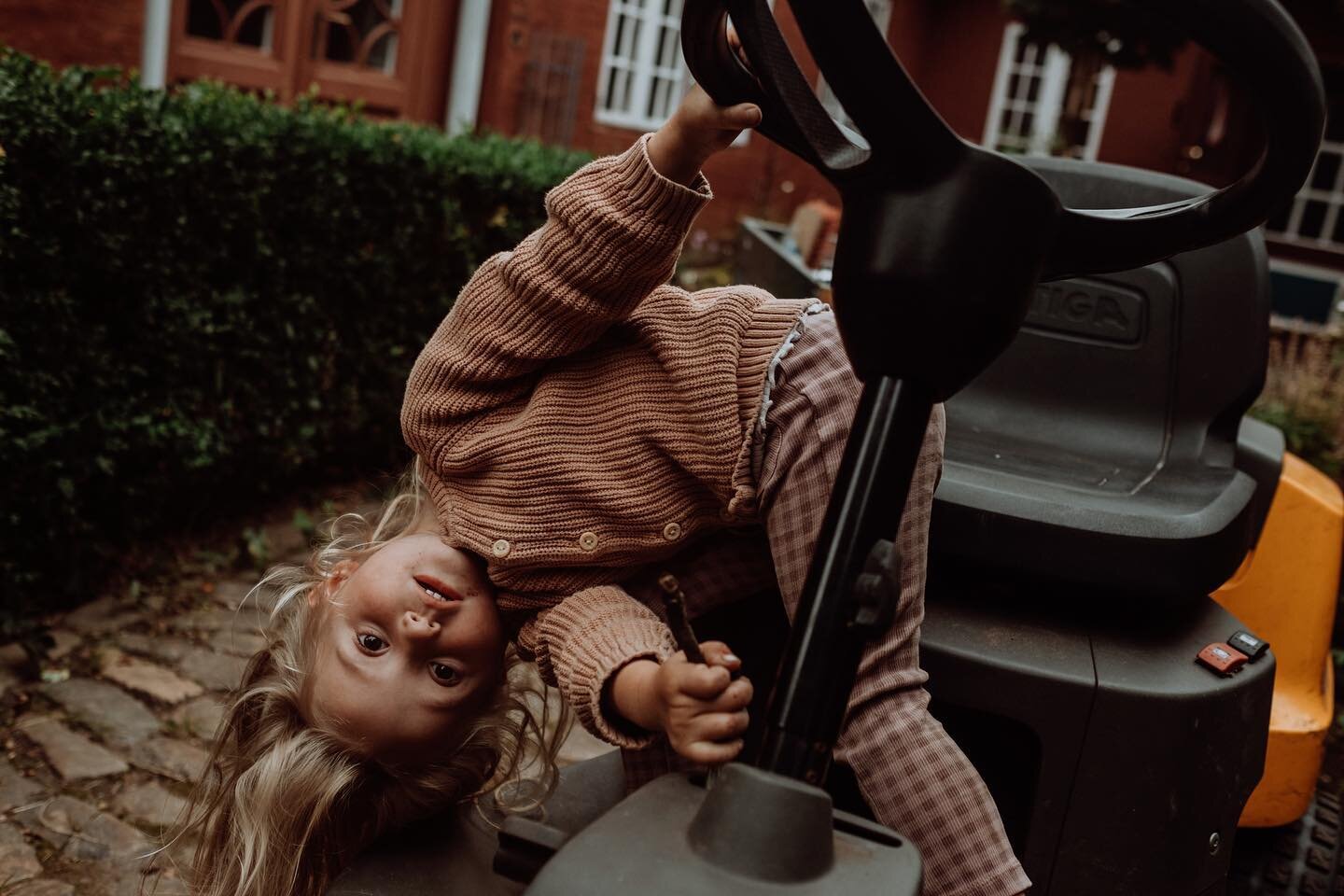 Die Trecker-Saison startet 🚜 es gibt wohl (fast) nichts sch&ouml;neres 😅
 
#dokumentarischefamilienfotografie #family #kindheit #alltagmitkindern #thisisreportagefamily #documentaryfamilyphotography #documentyyourdays #lebenmitkindern #childhoodcap