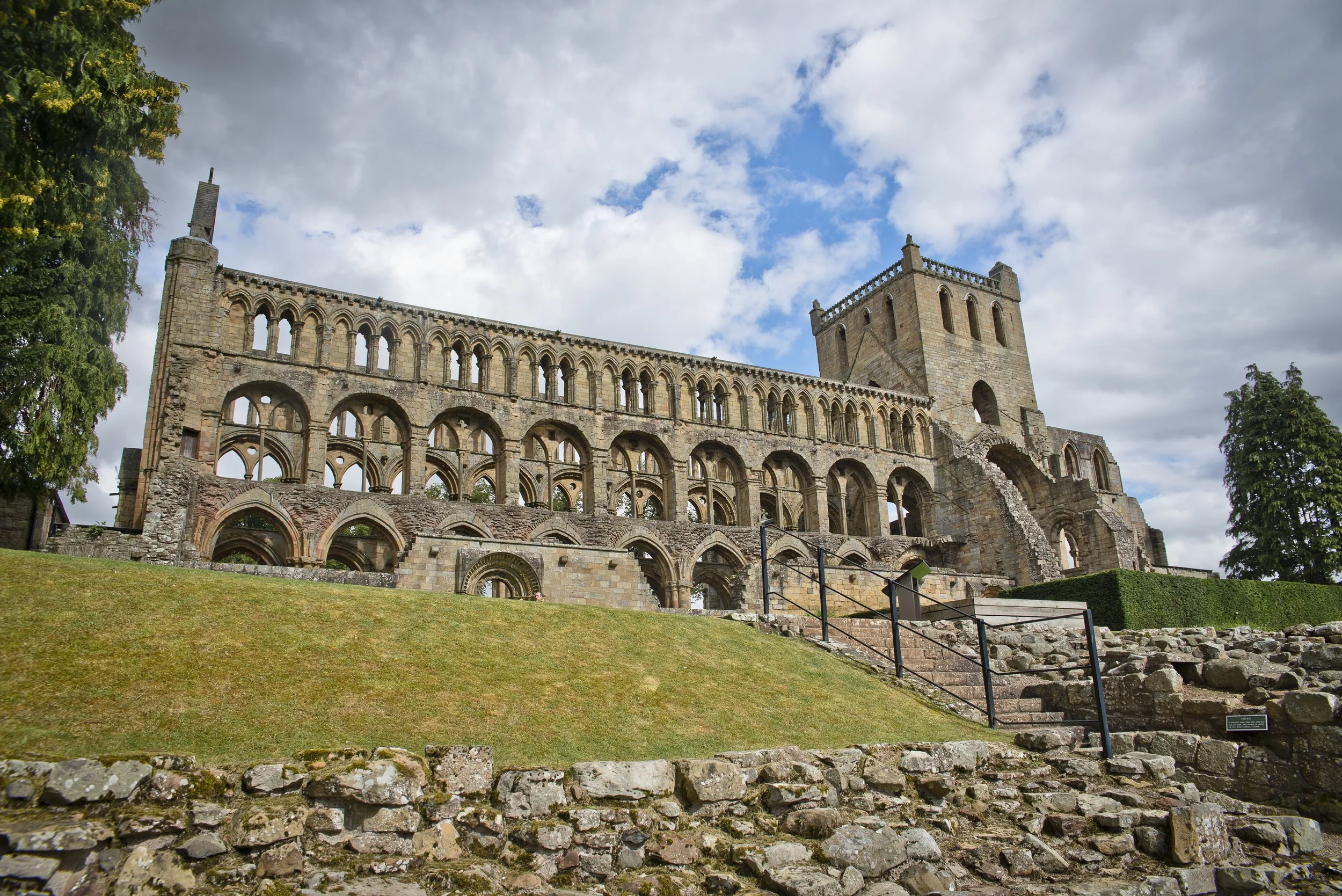 Jedburgh Abbey.jpg