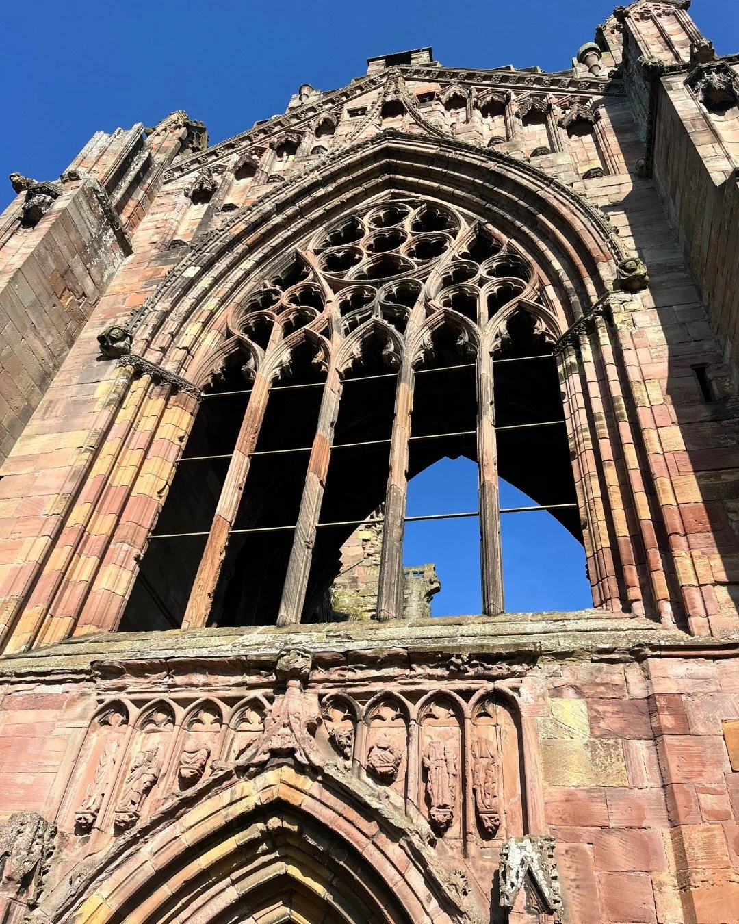 Our Border Abbeys Guided Tour begins at Melrose &ndash; the gem of the Borders.  Explore the soaring gothic ruins, learn of the people who built it and see why the abbey has inspired poets &amp; artists for centuries.

---------------------

Book you