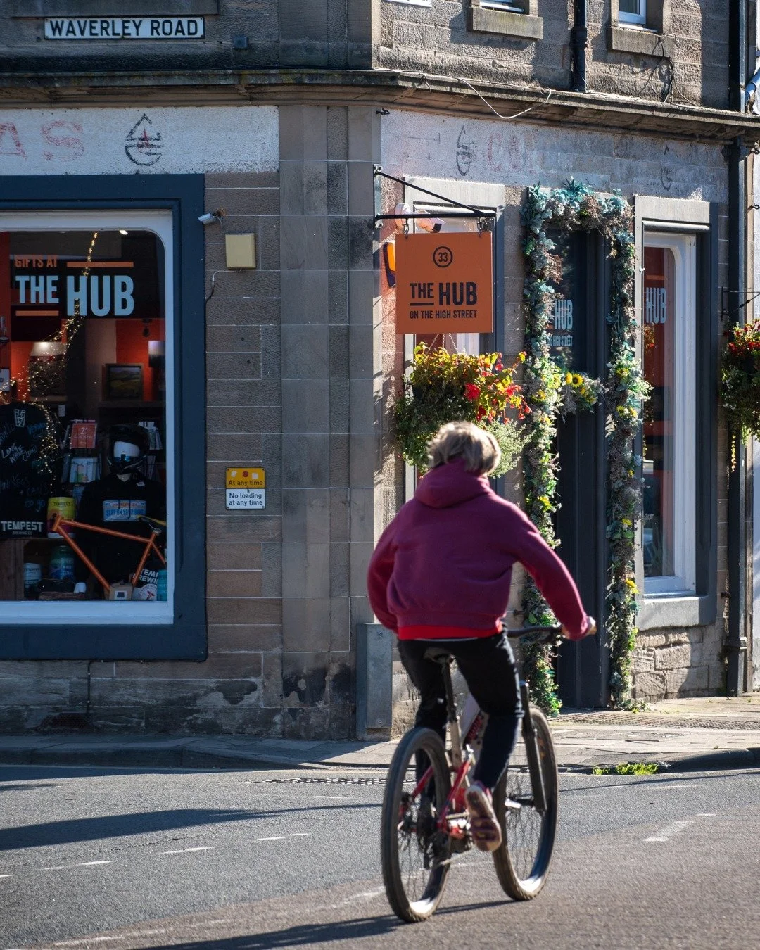 Happy Birthday to @the_hub_innerleithen which turns 7 this month.  A bright wee corner of Innerleithen, run by Pauline and the team.  Thanks for all the help you have given me down the years, and here's to many more 😀.

Images @garetheastonphotograp