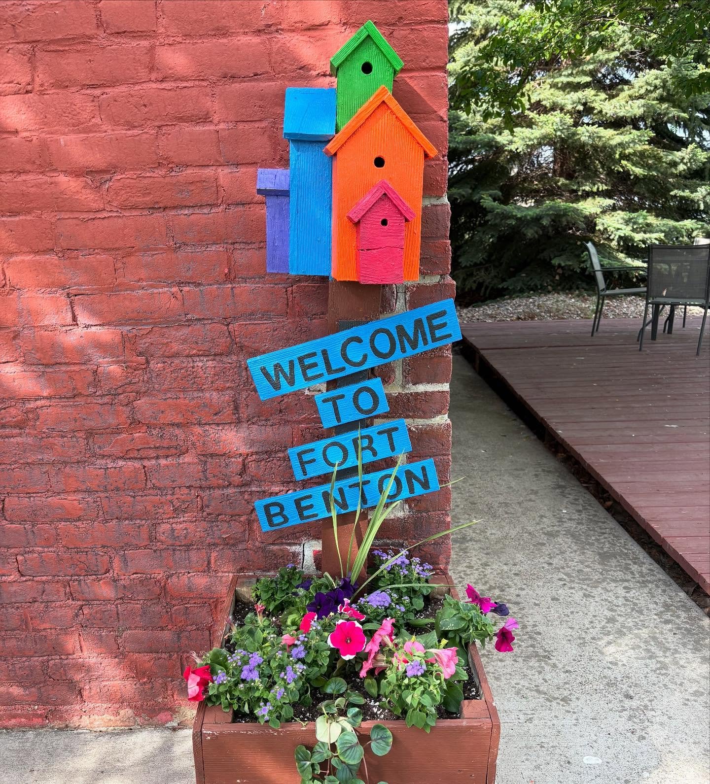 ~Fort Benton Friday~

A huge thank you to Juli Robertson and the @chocofineartscouncil for sprucing up the planter at the Fort Benton visitor center! 

This summer the #fortbentonlibrary is going to Color Our World with the help of local youth, teens