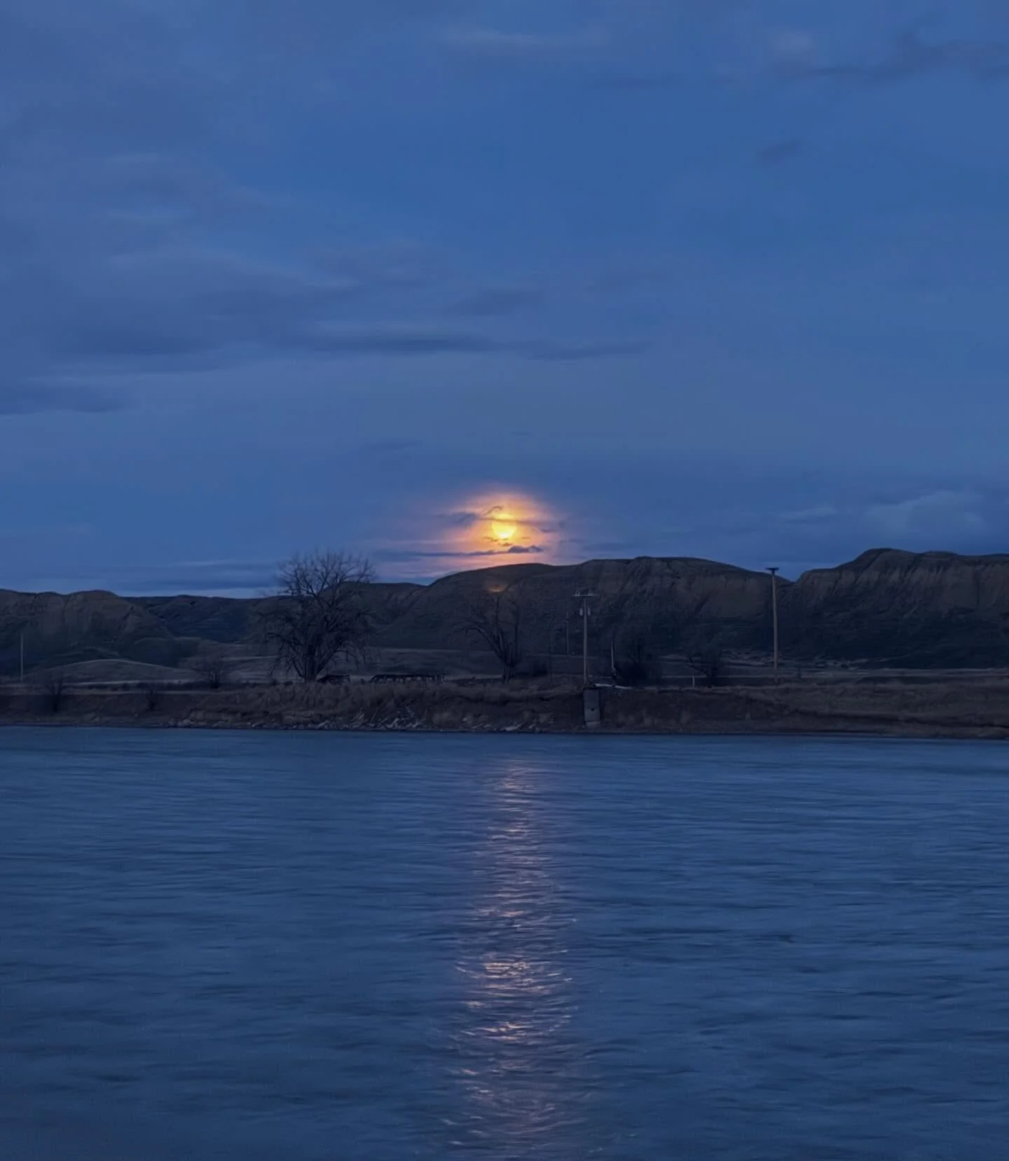 Moon reflection glows
Its fullness greets the new month
Pause with great wonder

#nationalpoetrymonth #haiku #nature #fortbentonlibrary #fortbentonmontana