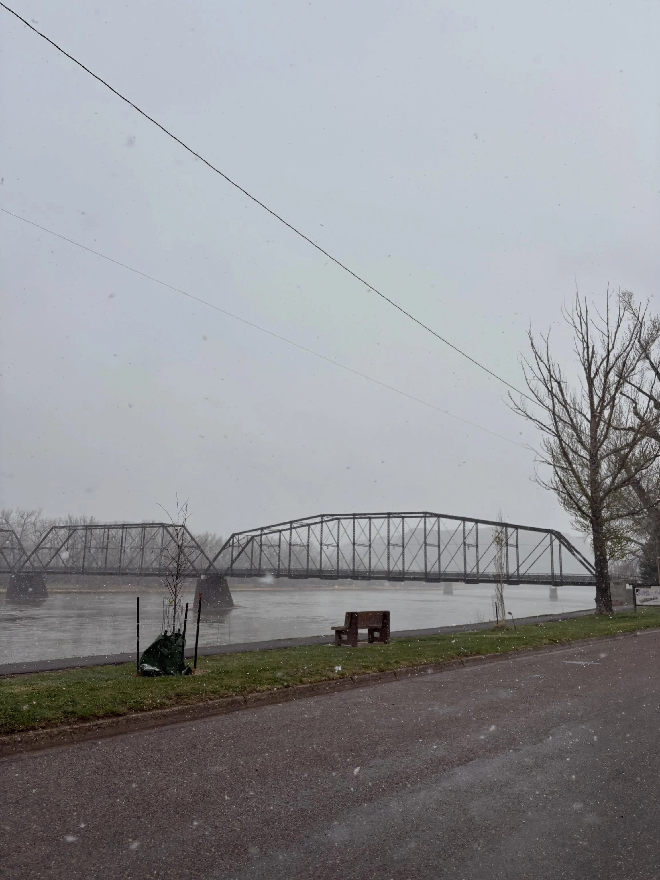 Speckled snowflakes fall
Anticipated moisture
Winter arrived late

#nationalpoetrymonth #haiku #haikuaday #fortbentonlibrary #fortbentonmontana