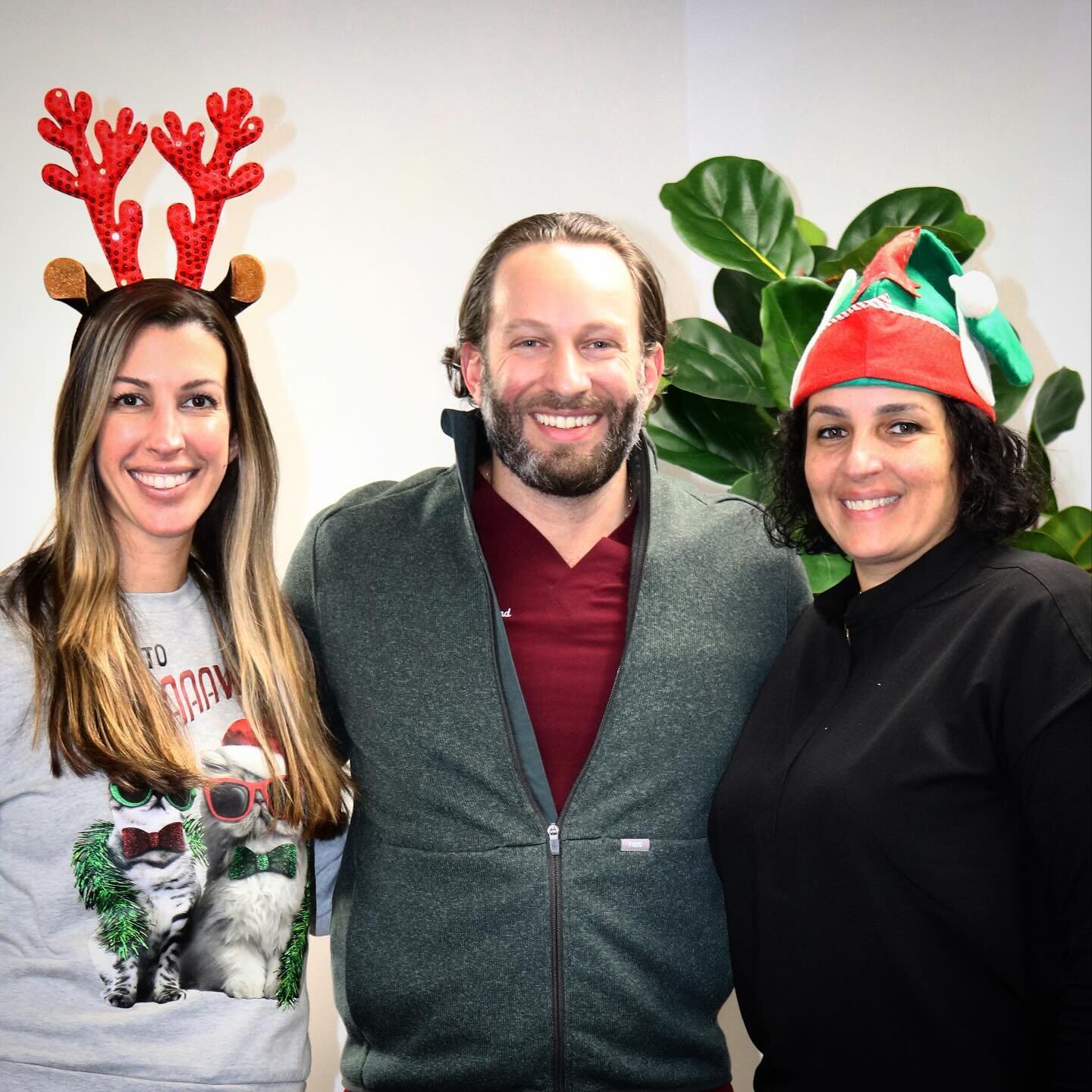 Wishing everyone a very Merry Christmas, from your team at Haddad Dentistry! 🦌🎅🏼🧝&zwj;♀️🎄