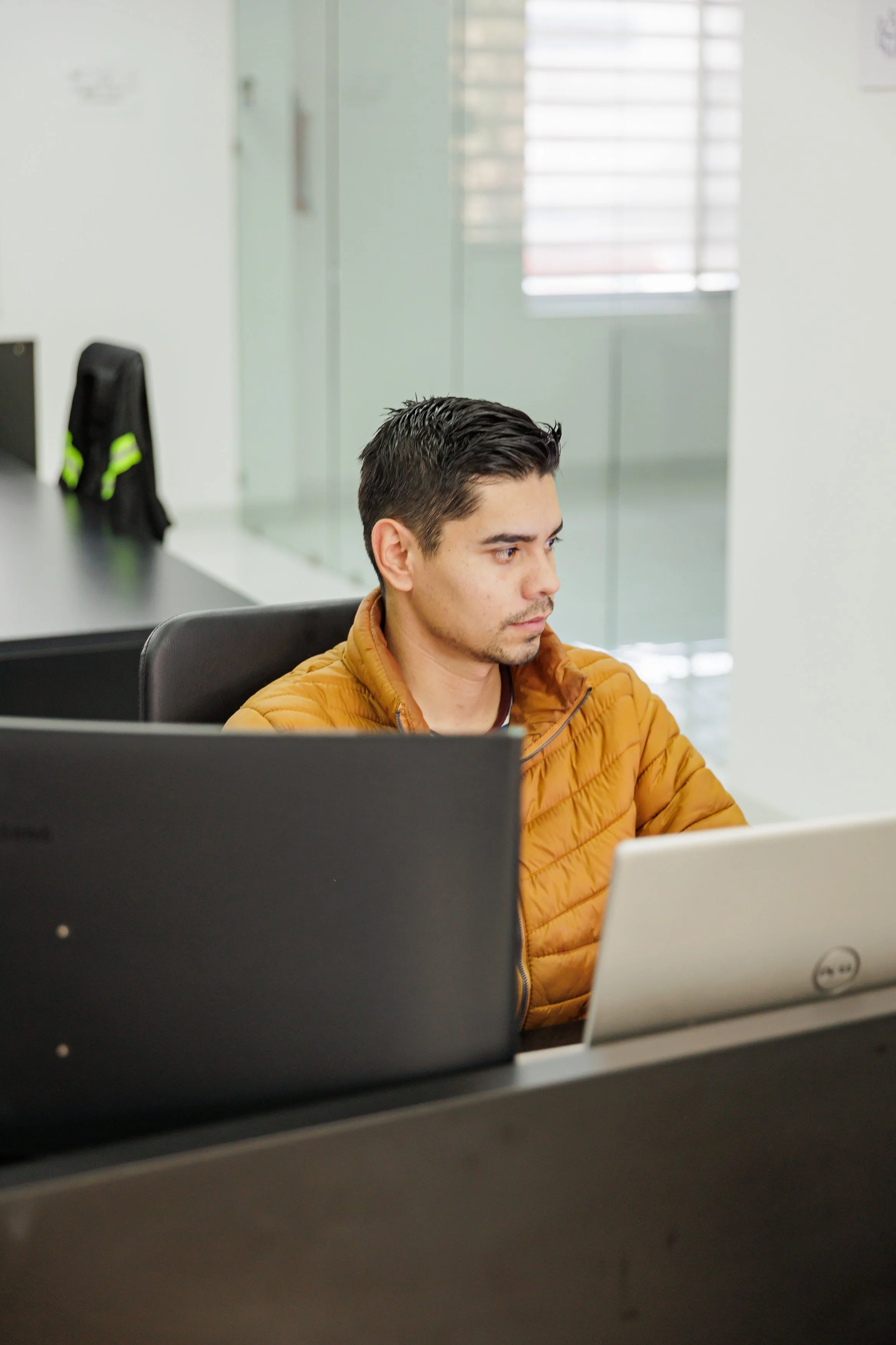 Área administrativa de Movicarga Bajío enfocada en la planeación, monitoreo y coordinación de servicios de logística y transporte para empresas.