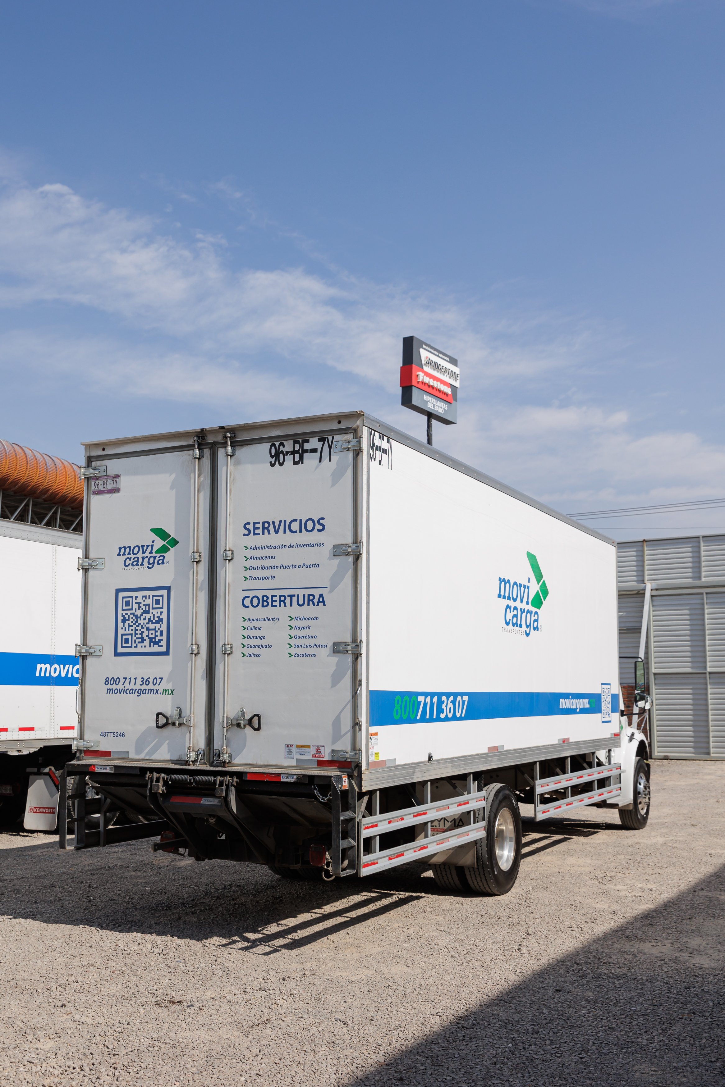 Camión de Movicarga Bajío dentro de instalaciones operativas, mostrando infraestructura, cobertura y capacidad para atender necesidades logísticas de empresas.