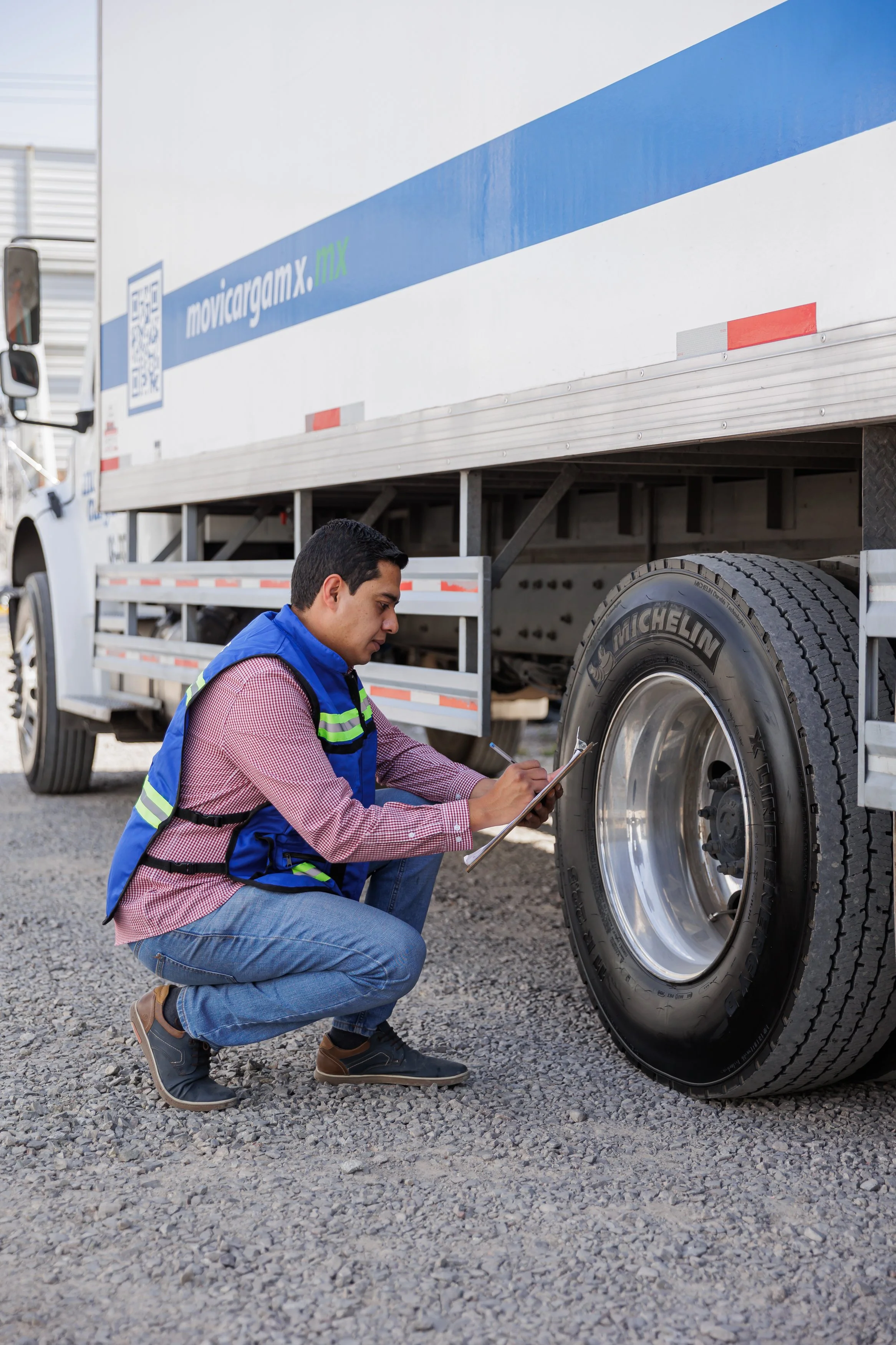 Proceso de inspección y checklist operativo de una unidad de Movicarga Bajío, asegurando condiciones óptimas para el servicio de transporte y logística.