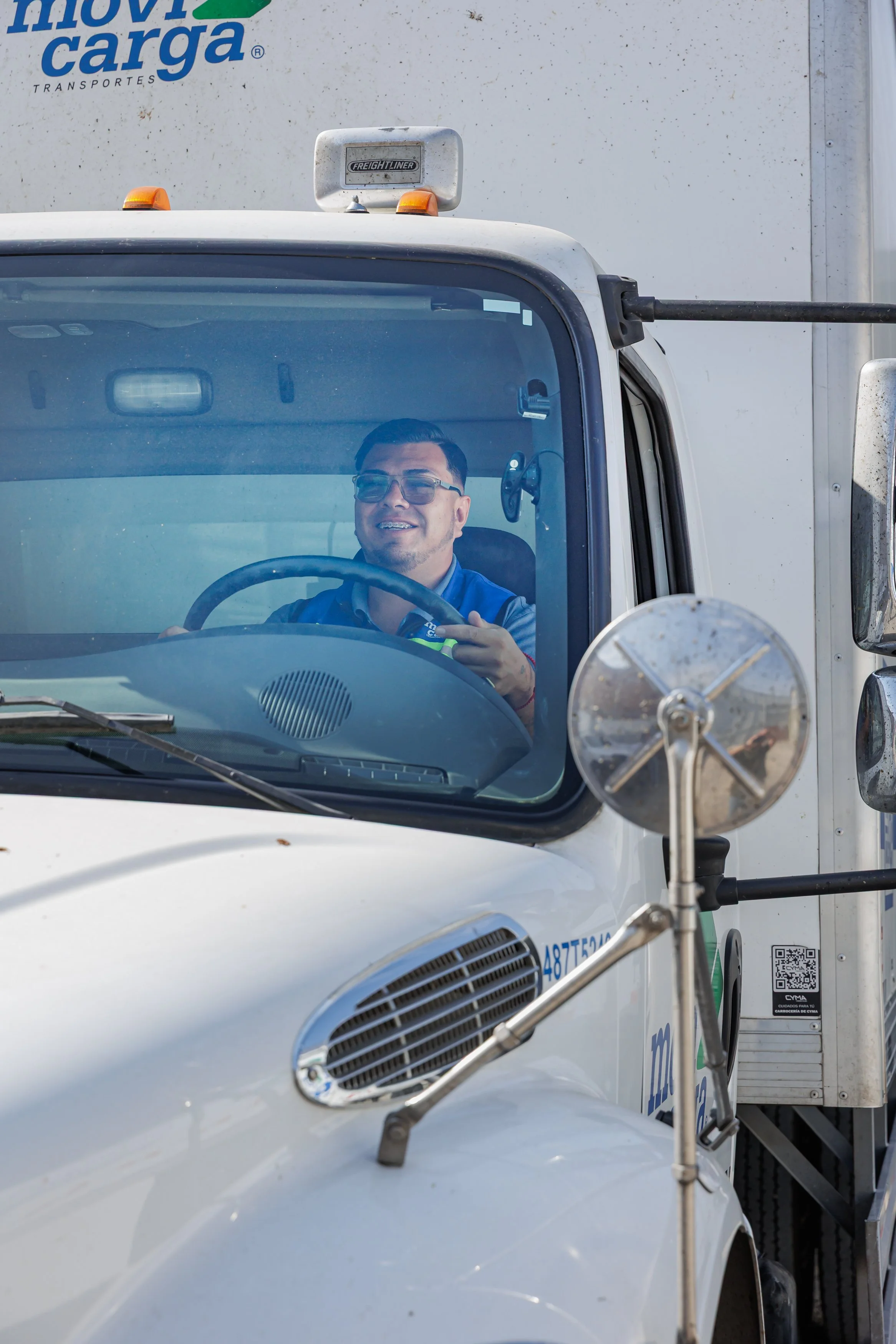 Operador capacitado de Movicarga Bajío realizando labores de transporte de mercancía, reflejando profesionalismo, seguridad y experiencia en soluciones logísticas para empresas.