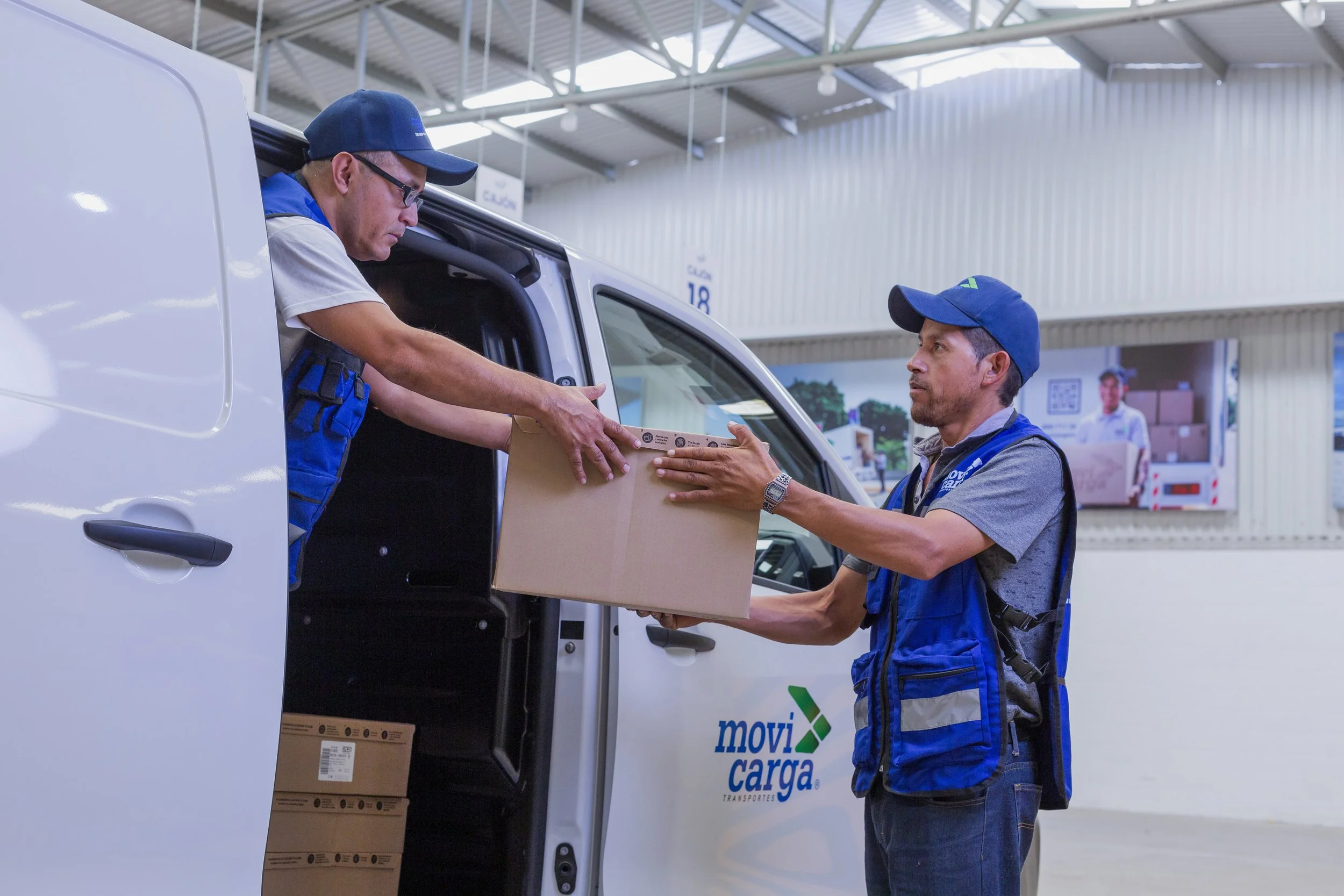 Proceso de entrega y transferencia de paquetes realizado por operadores de Movicarga Bajío, garantizando control, trazabilidad y cumplimiento en la cadena logística.