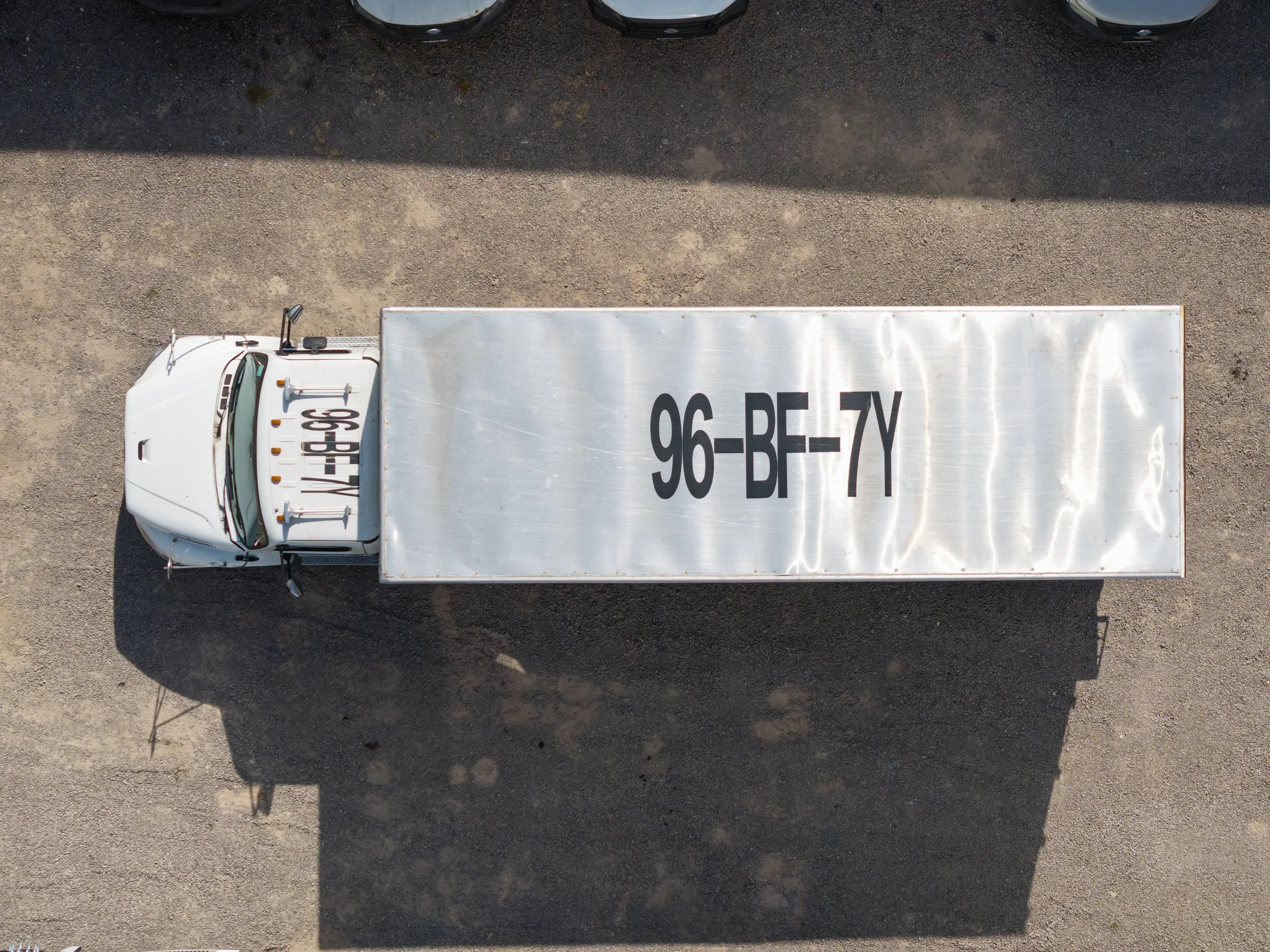 Imagen aérea de una unidad de transporte de Movicarga Bajío, reflejando control operativo, flota propia y capacidad logística para empresas.